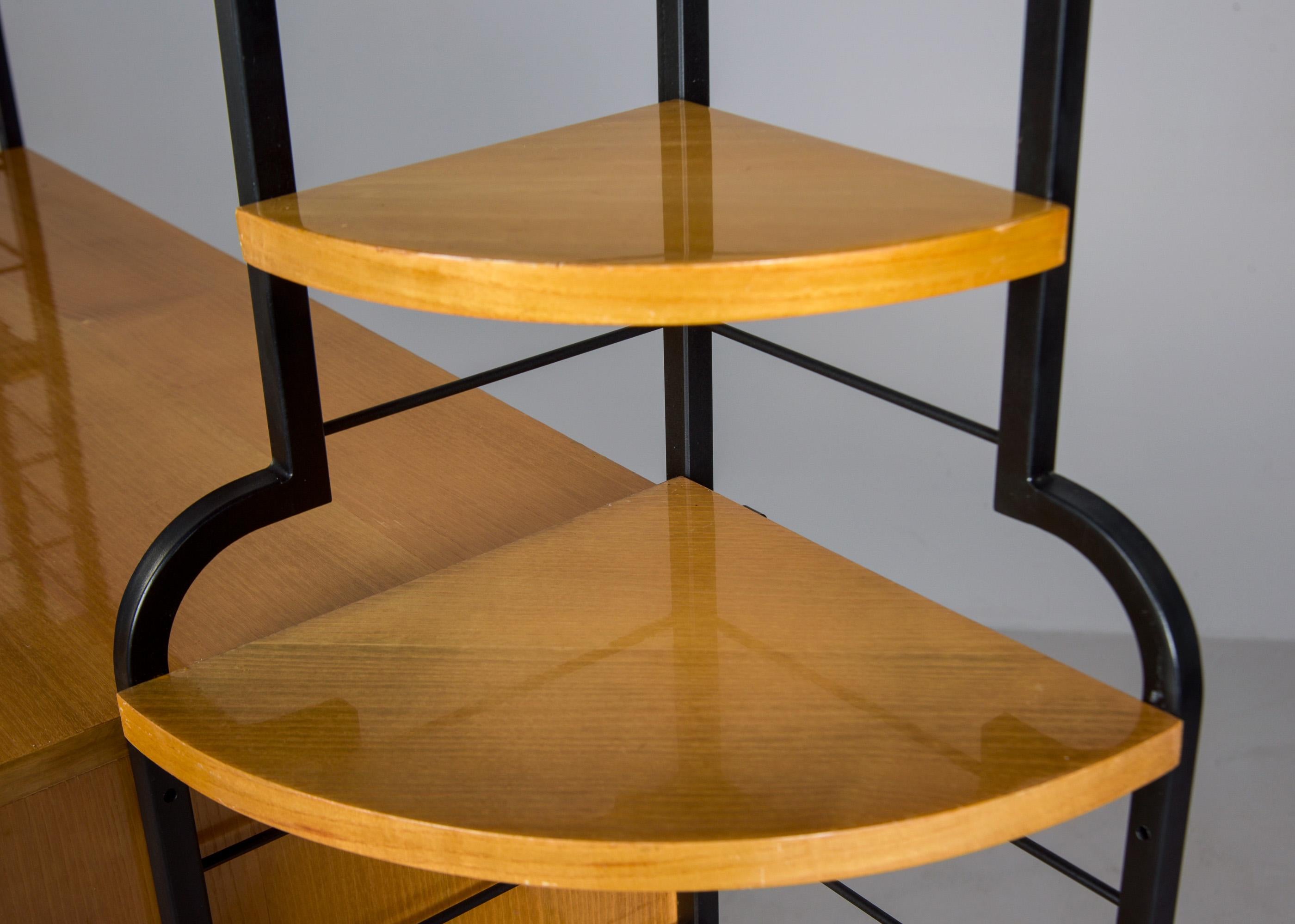 Mueble Estantería Mid Century Italian Free Standing Metal Rubio y Negro en venta 4