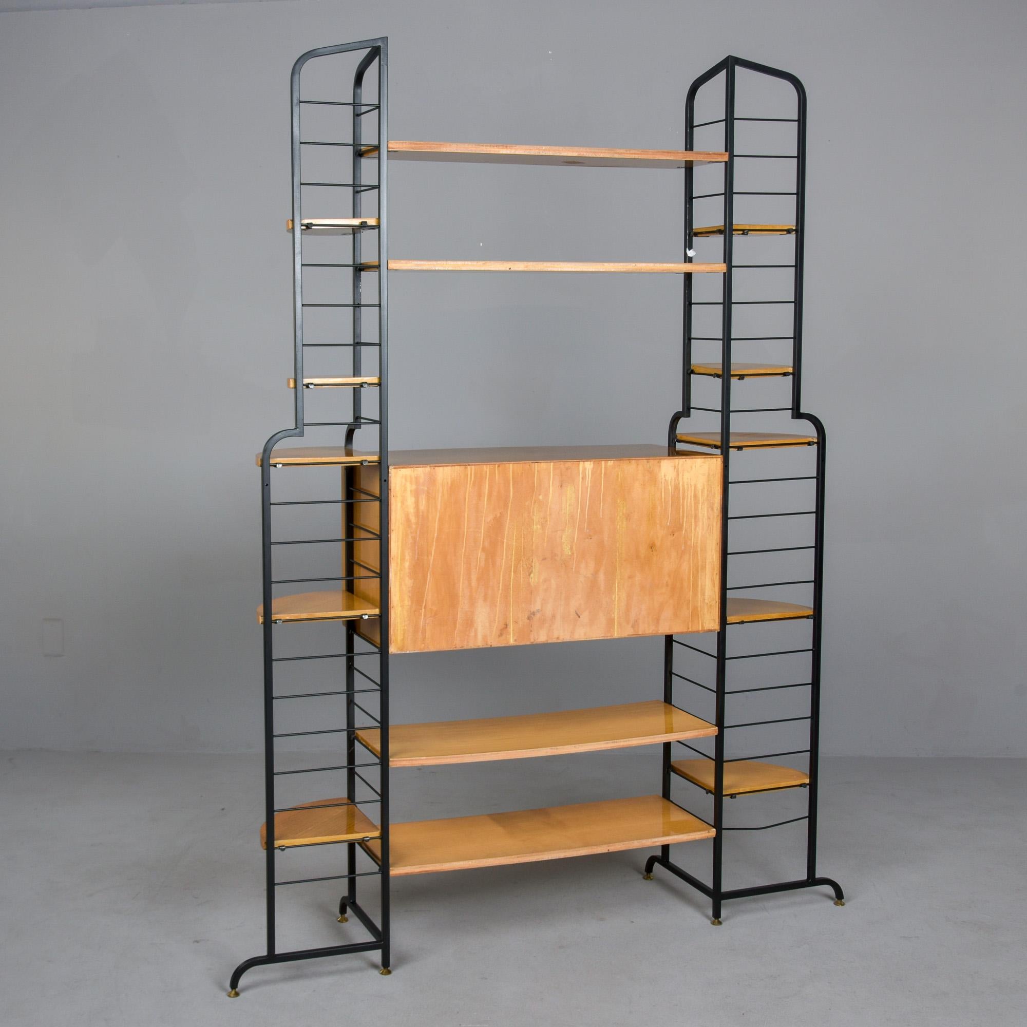 Mueble Estantería Mid Century Italian Free Standing Metal Rubio y Negro en venta 5