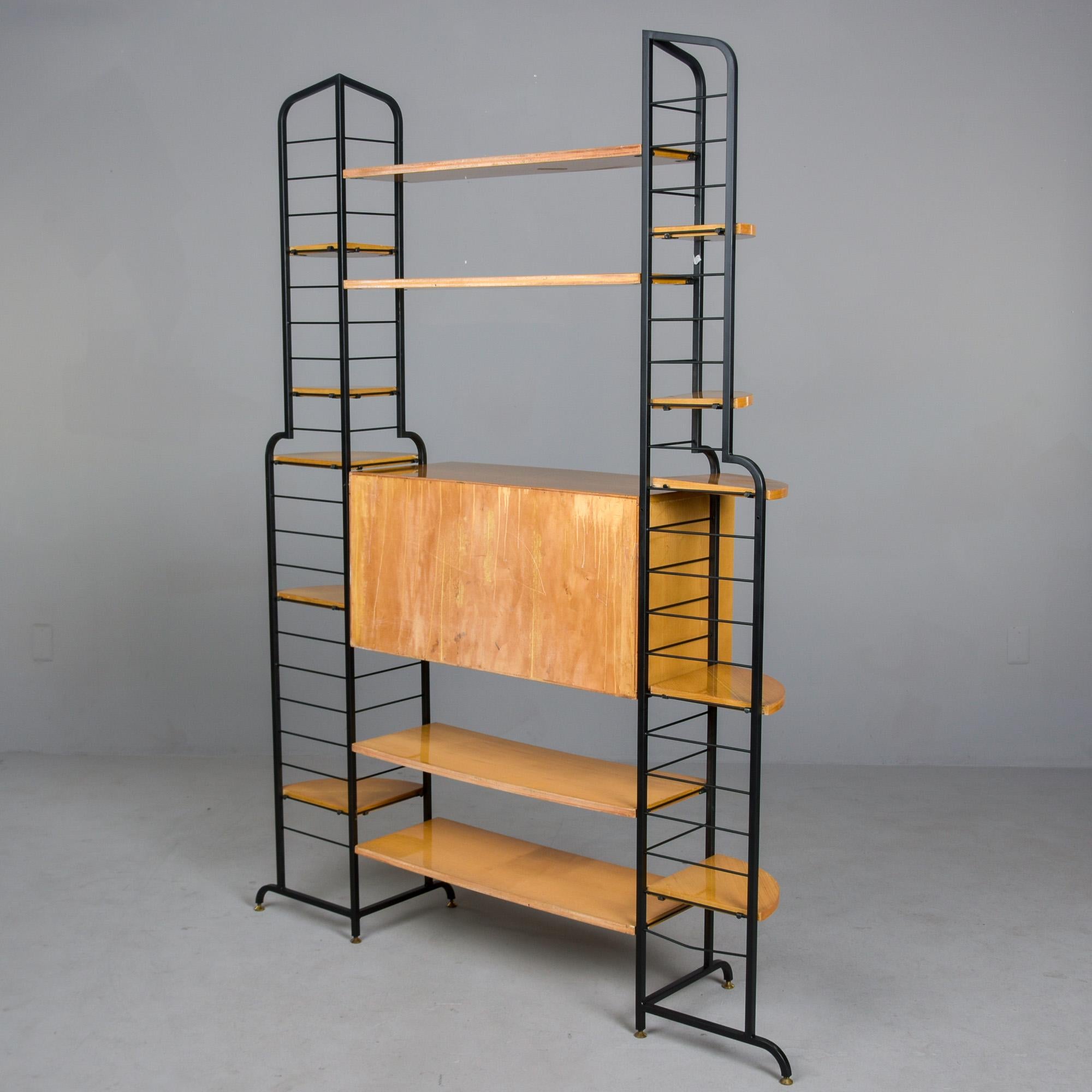Mueble Estantería Mid Century Italian Free Standing Metal Rubio y Negro en venta 6