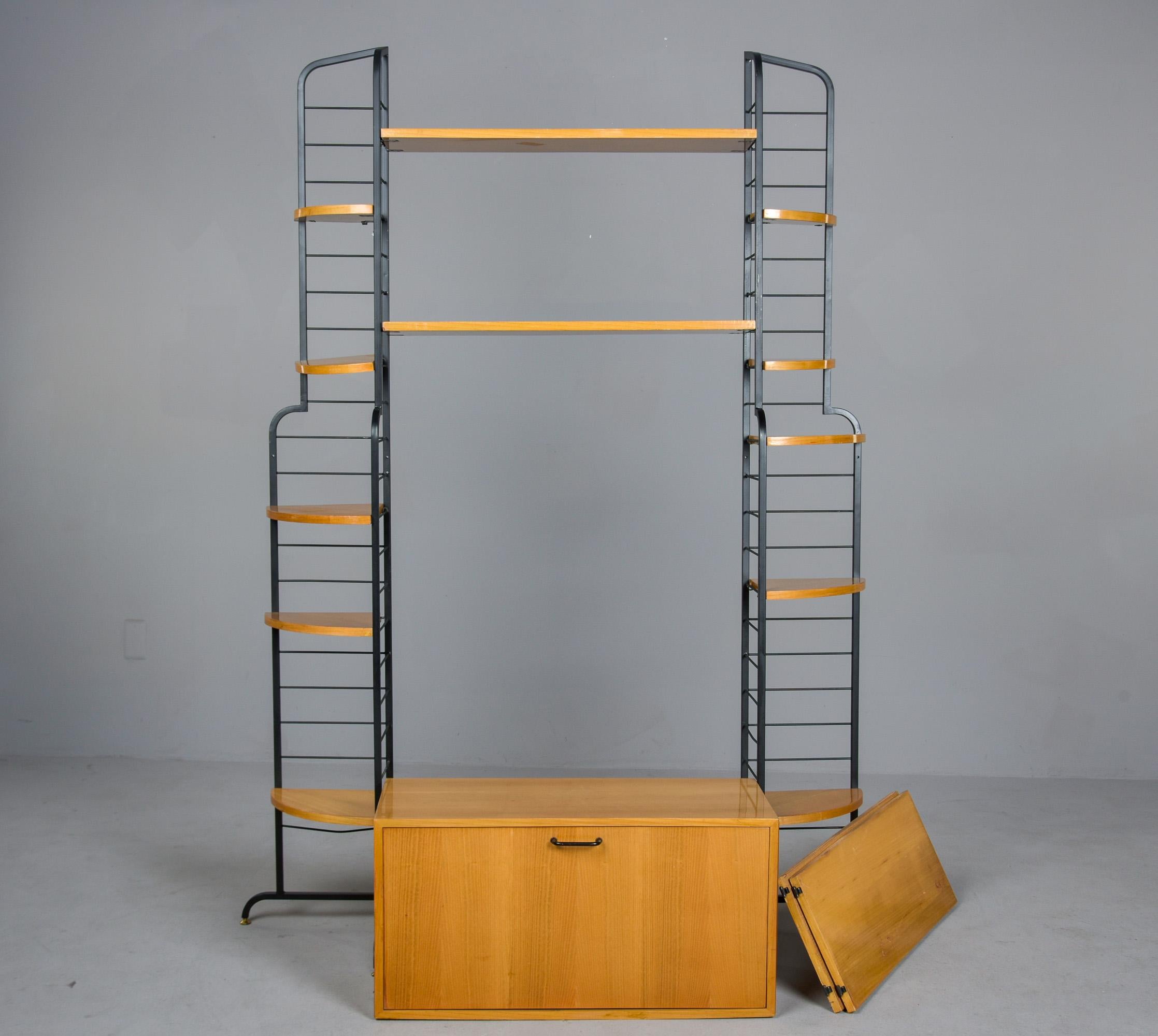 Mueble Estantería Mid Century Italian Free Standing Metal Rubio y Negro en venta 8