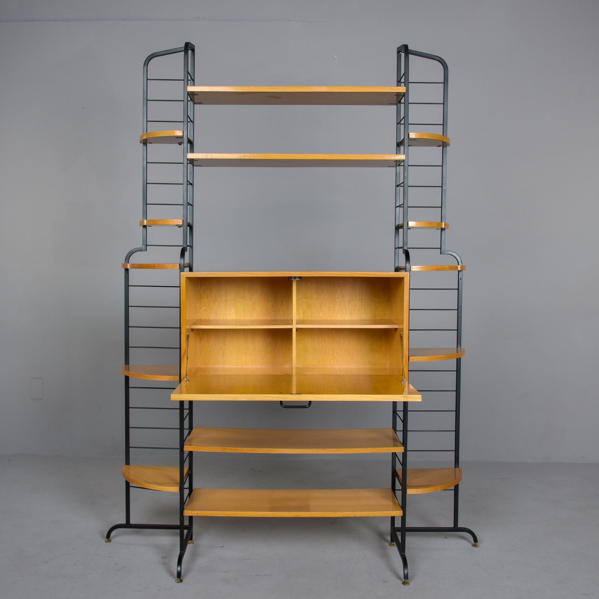 Mueble Estantería Mid Century Italian Free Standing Metal Rubio y Negro Moderno de mediados de siglo en venta