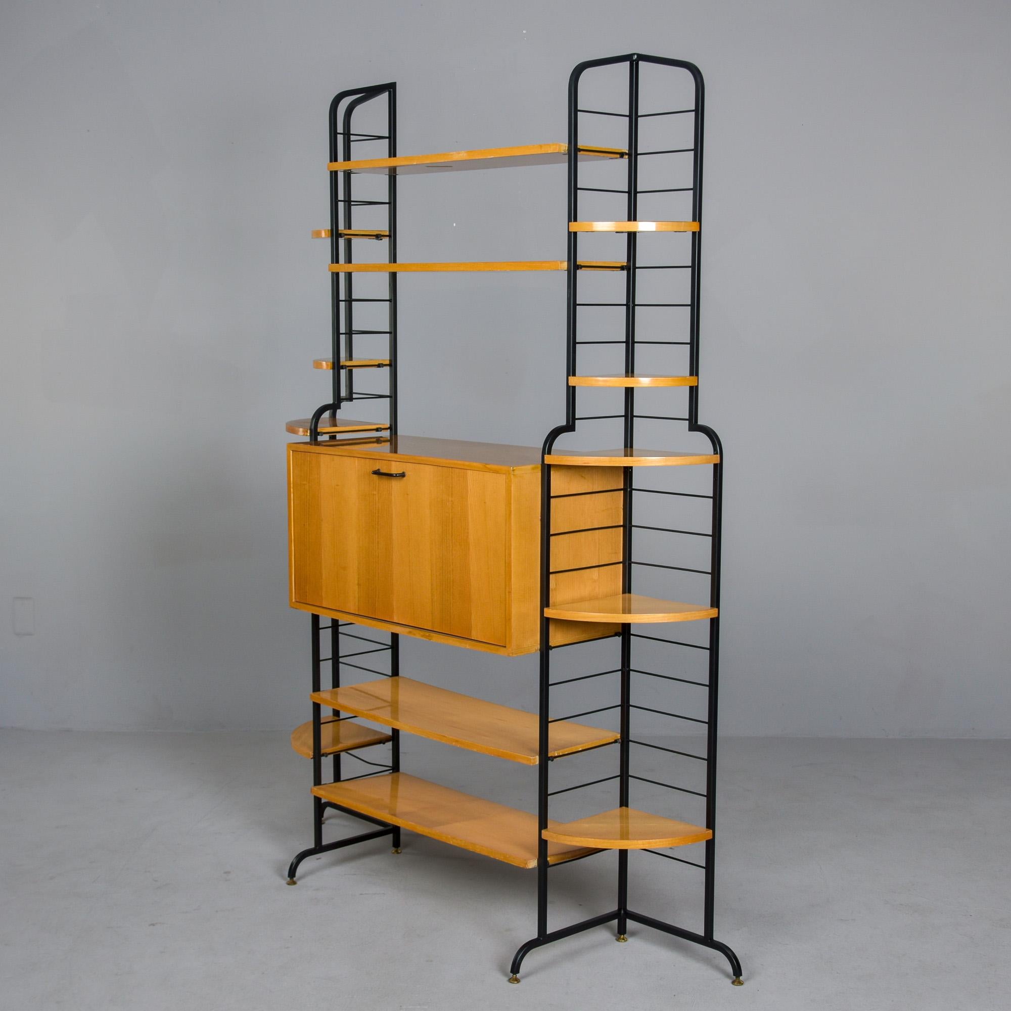 Mueble Estantería Mid Century Italian Free Standing Metal Rubio y Negro Italiano en venta