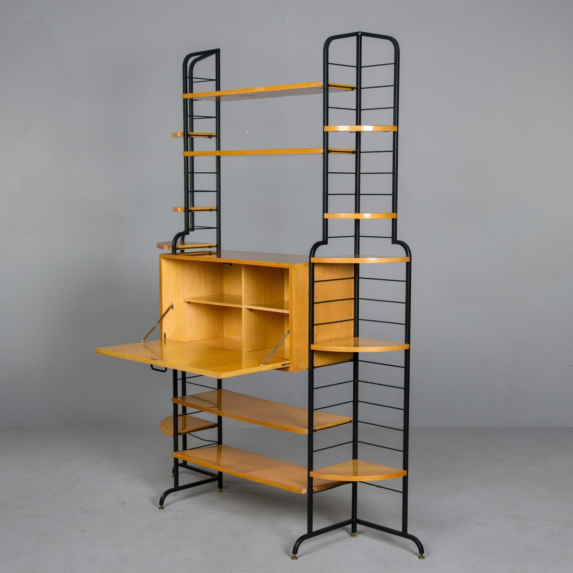 Mueble Estantería Mid Century Italian Free Standing Metal Rubio y Negro en Bueno estado para la venta en Troy, MI