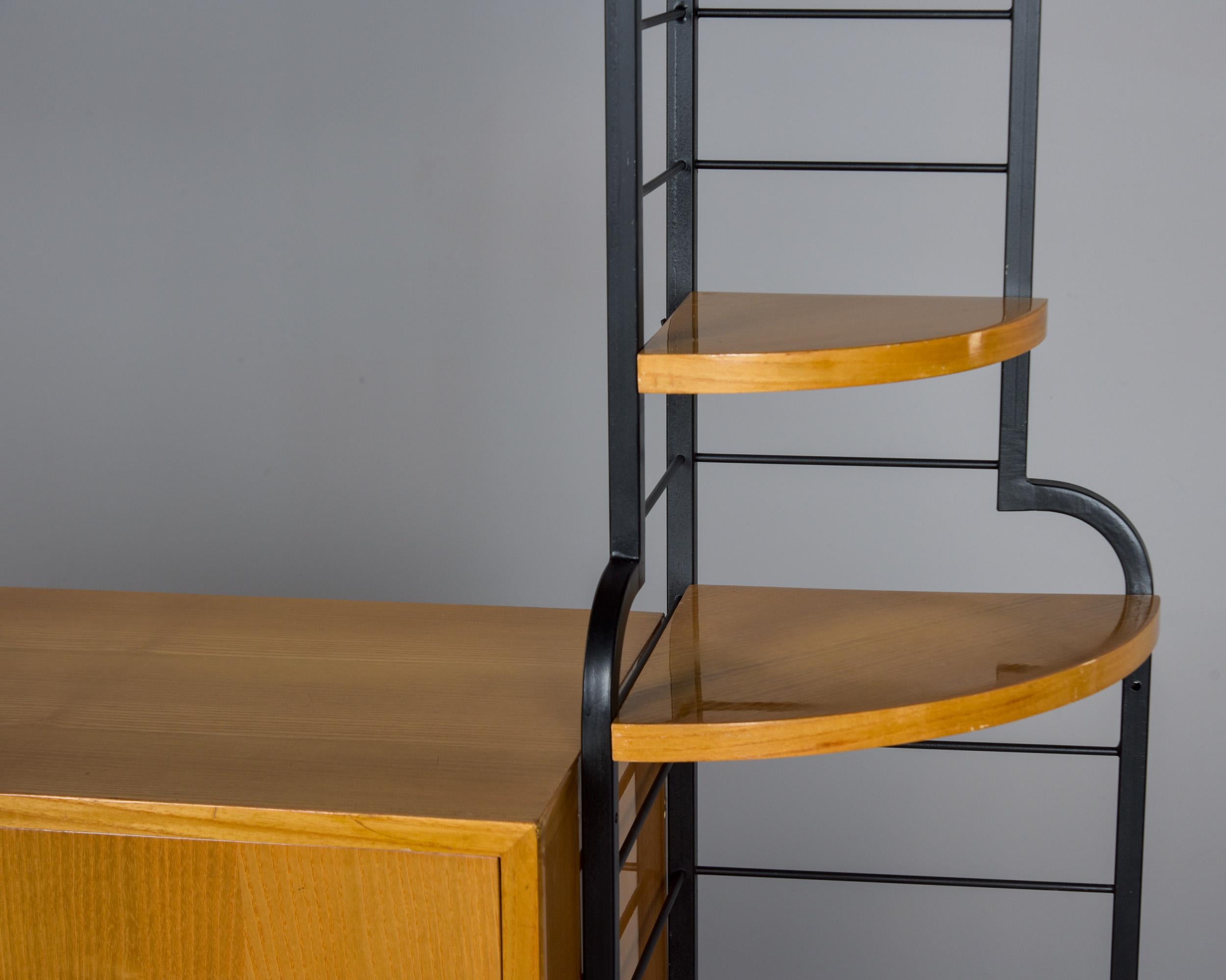 Mueble Estantería Mid Century Italian Free Standing Metal Rubio y Negro siglo XX en venta