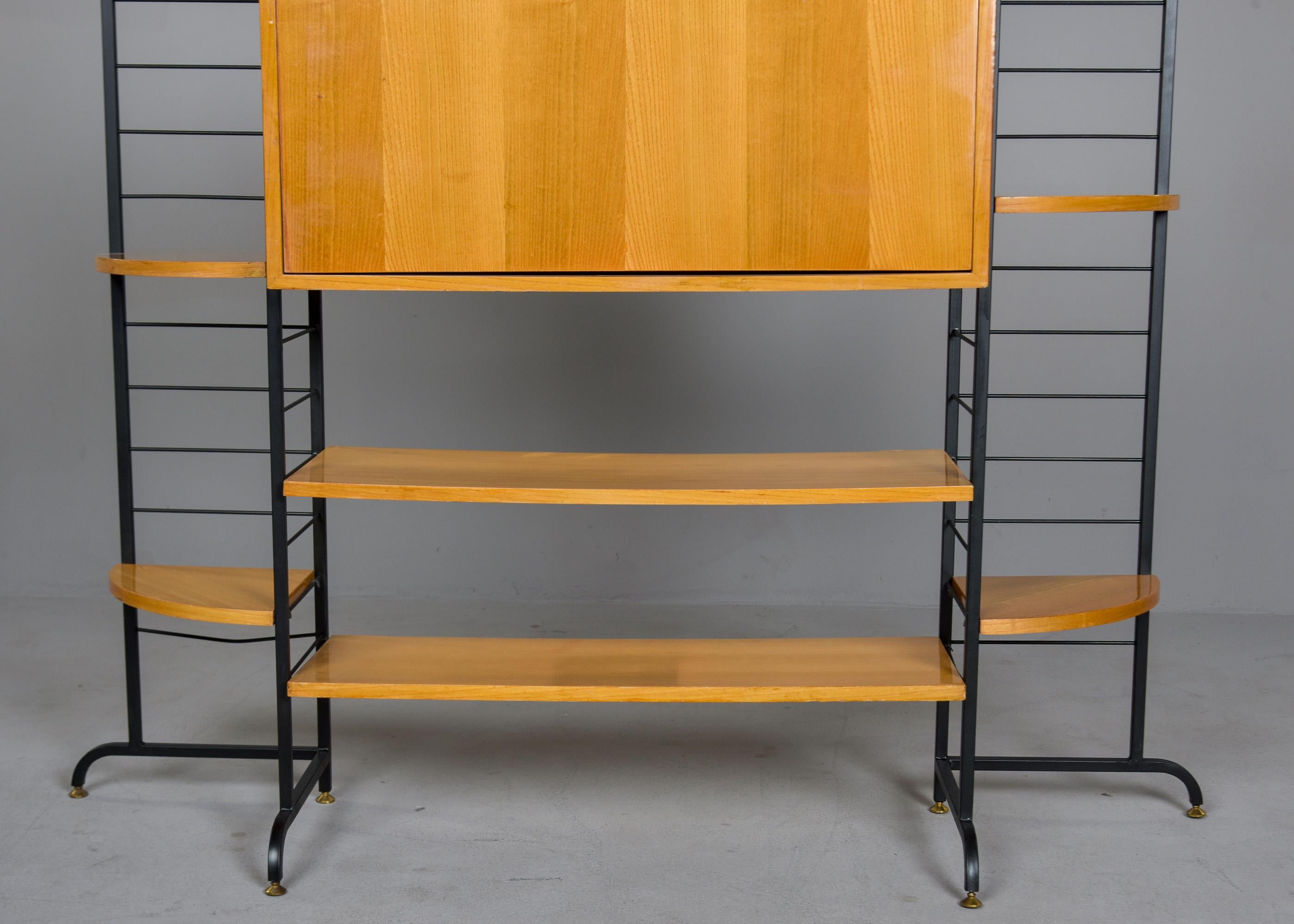 Mueble Estantería Mid Century Italian Free Standing Metal Rubio y Negro en venta 2