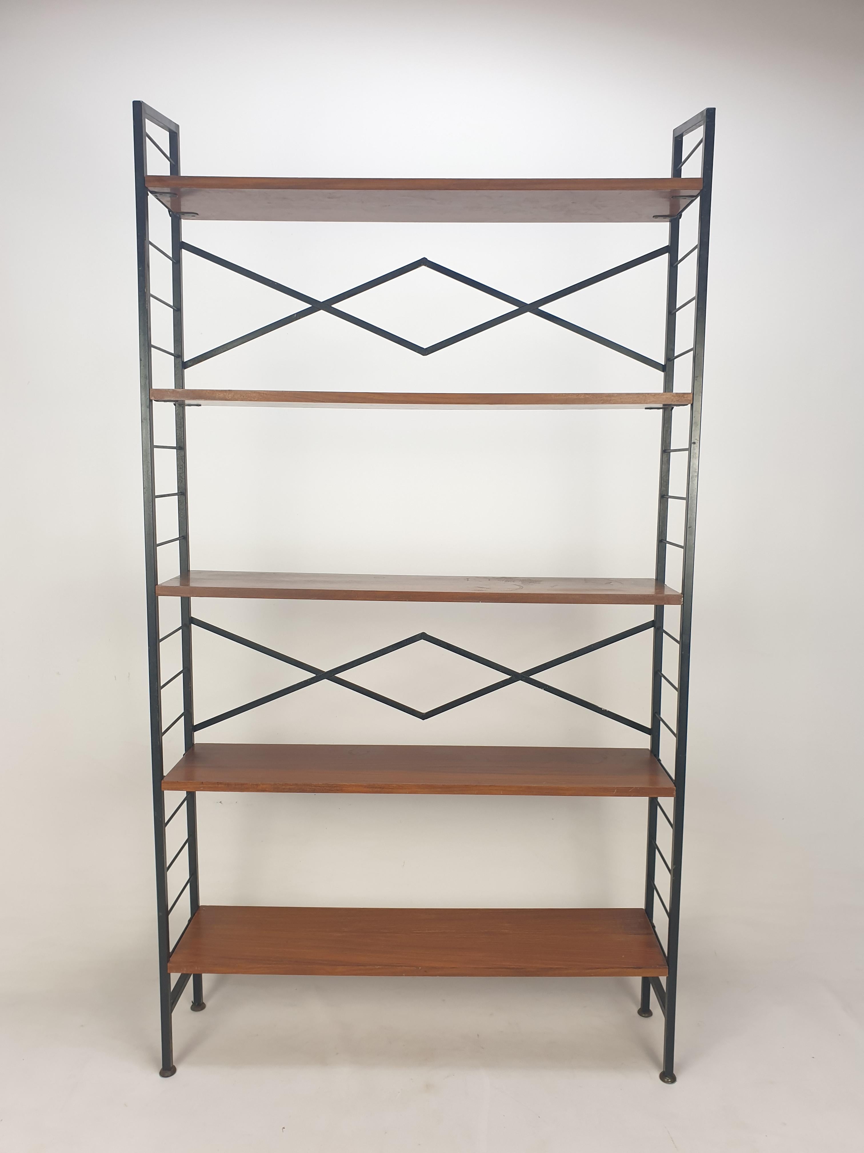 Very nice free standing shelve system, fabricated in Italy in the 50's.

5 wooden (teak veneer) shelves with a black painted metal system.

It is very easy to disassemble.