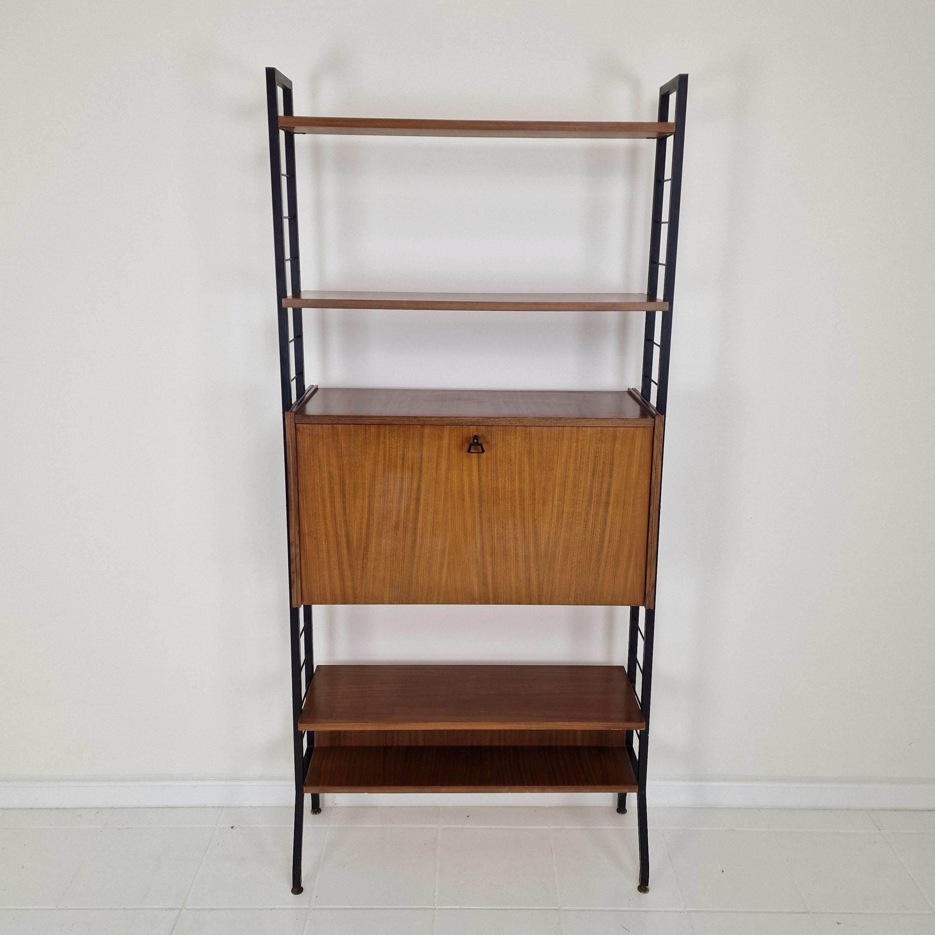 Mid Century Italian Free Standing Teak Shelving Unit, 1950's In Good Condition For Sale In Oud Beijerland, NL