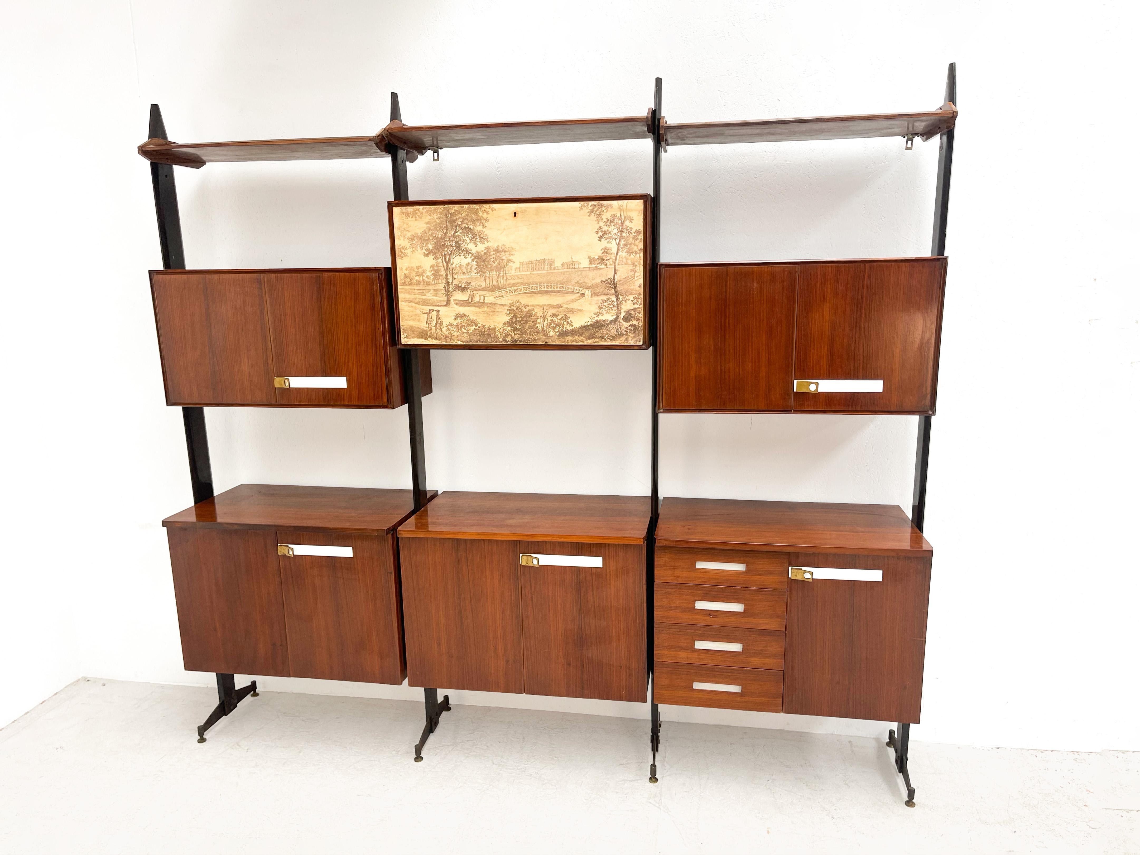 High quality italian design wall unit.

This free standing and fully modular wall unit consists of plenty of storage space and has beautiful italian design elements.

Great decorative and practical piece.

1960s - Italy.

One door has a