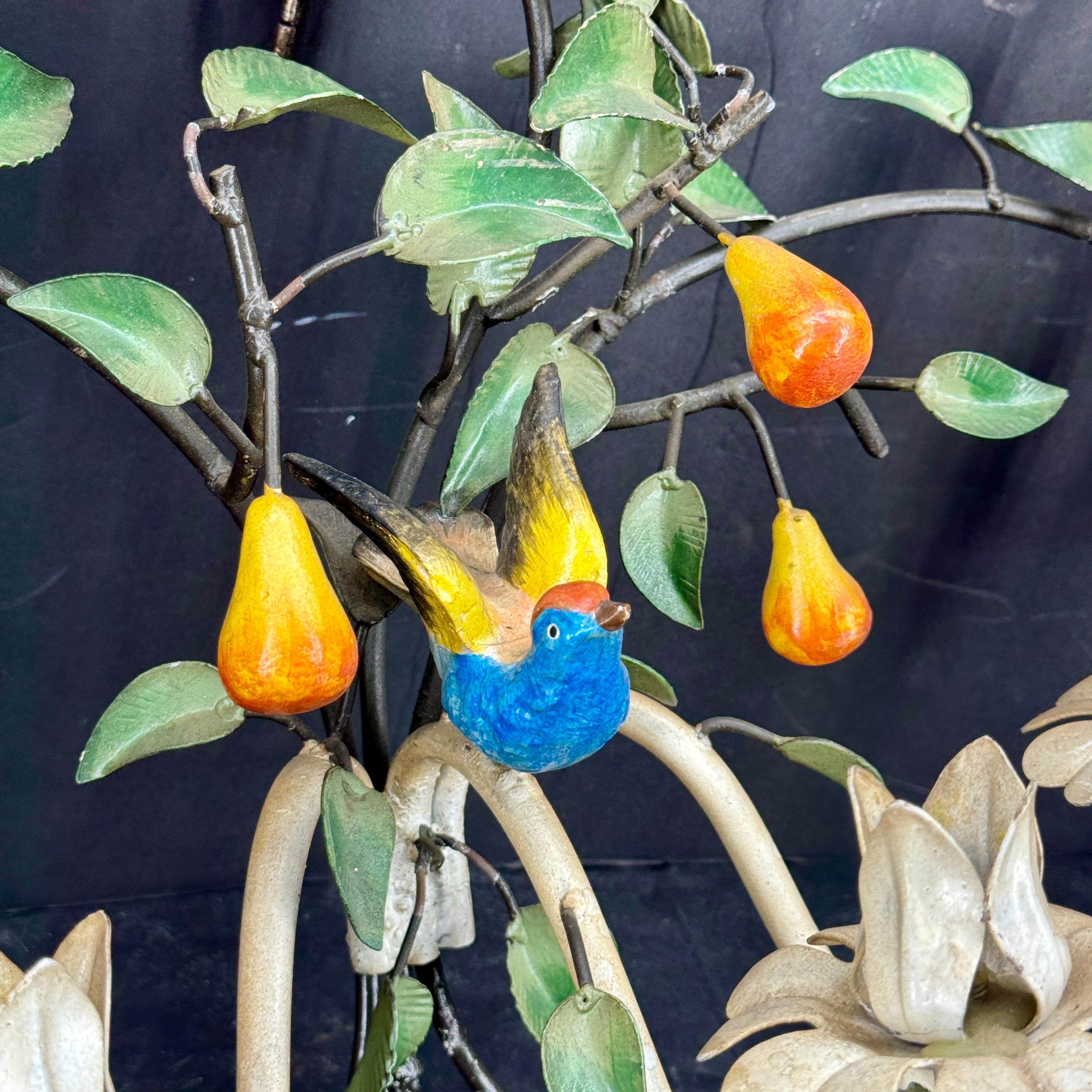 Beeindruckender Wandleuchter, der 3 Kerzen aufnehmen kann. Dieser bunte Wandleuchter Made in Italy zeigt einen blauen Vogel, Blätter und Birnen. Sicherlich ästhetisch ansprechend in seinem Stil und seiner Konstruktion. Perfekt, um einen Flur, ein