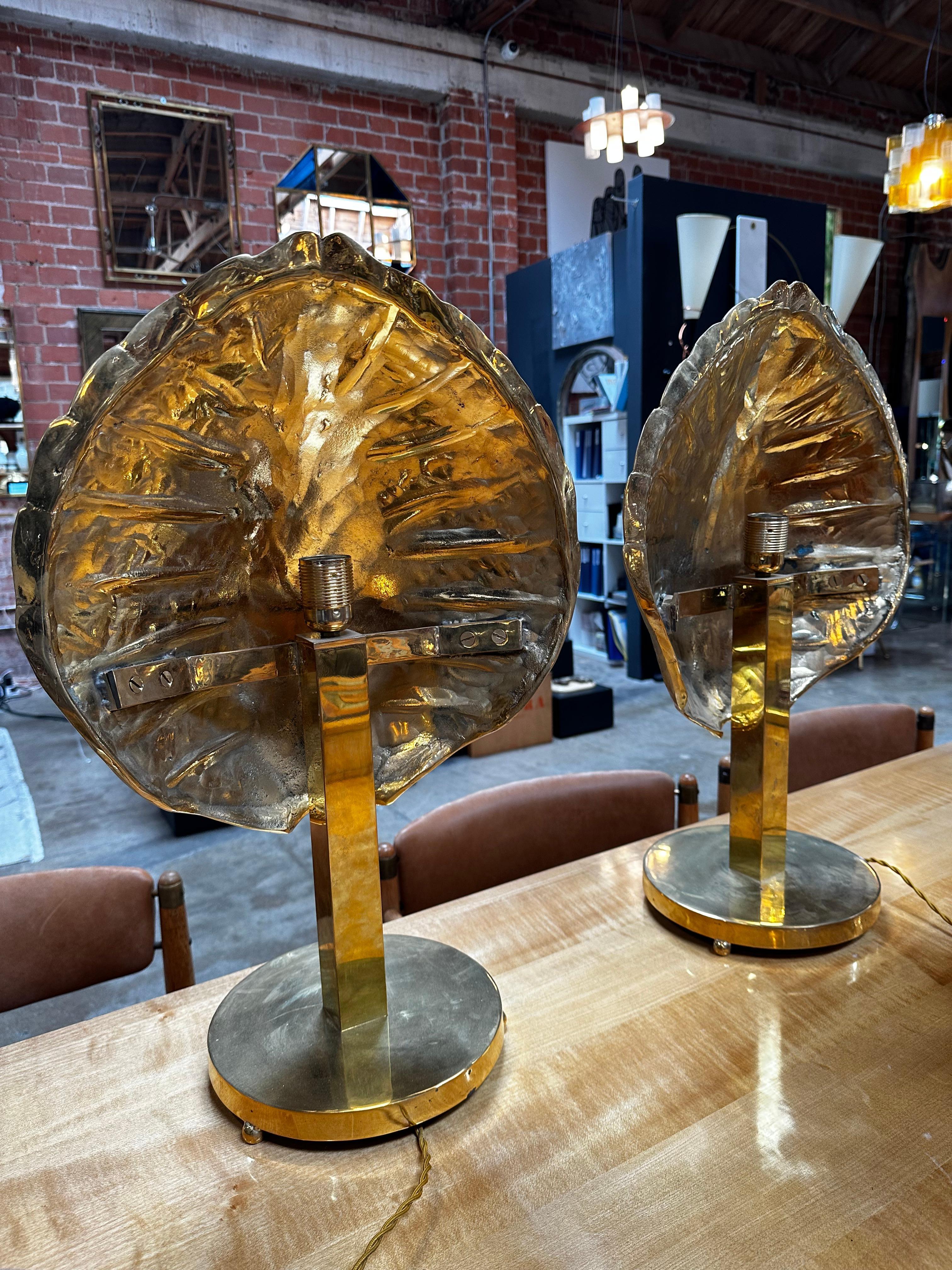 Laiton Lampe de table italienne du milieu du siècle à coquille entièrement en laiton 1960 en vente