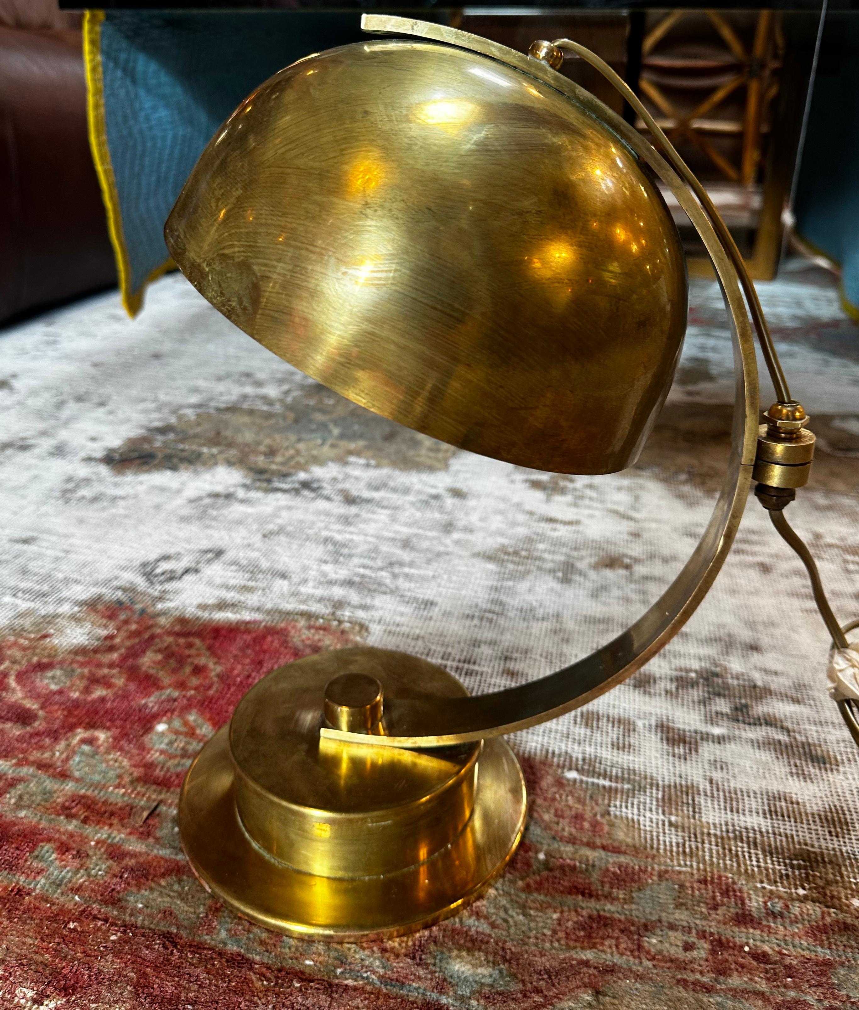 Vintage Italian adjustable fully brass table lamp made in Italy 1960s.
 