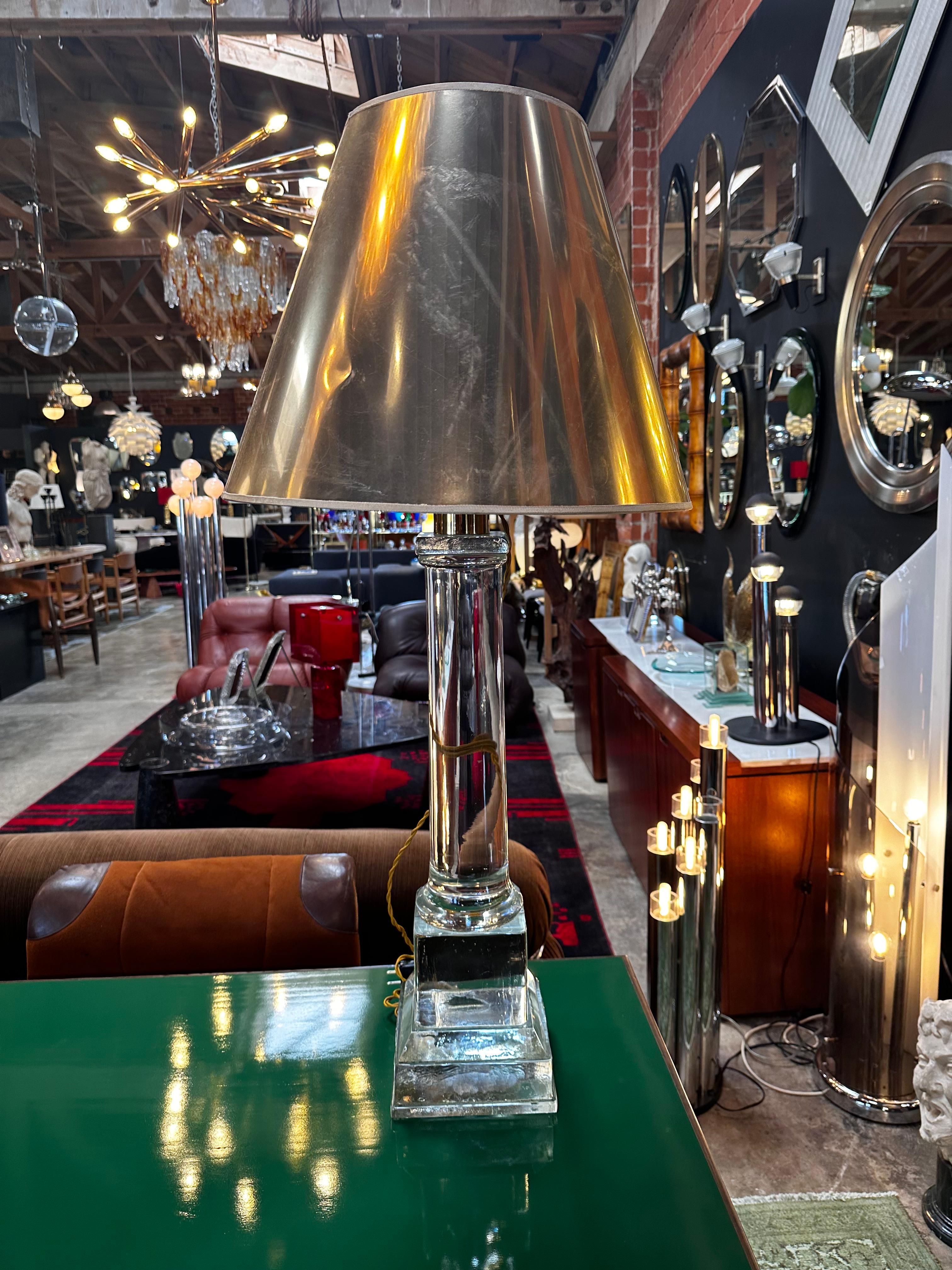 La lampe de table italienne du milieu du siècle en verre intégral de Seguso, datant des années 1960, est un appareil d'éclairage exquis qui témoigne de la maîtrise de l'artisanat de Seguso. Caractérisée par sa construction entièrement en verre,