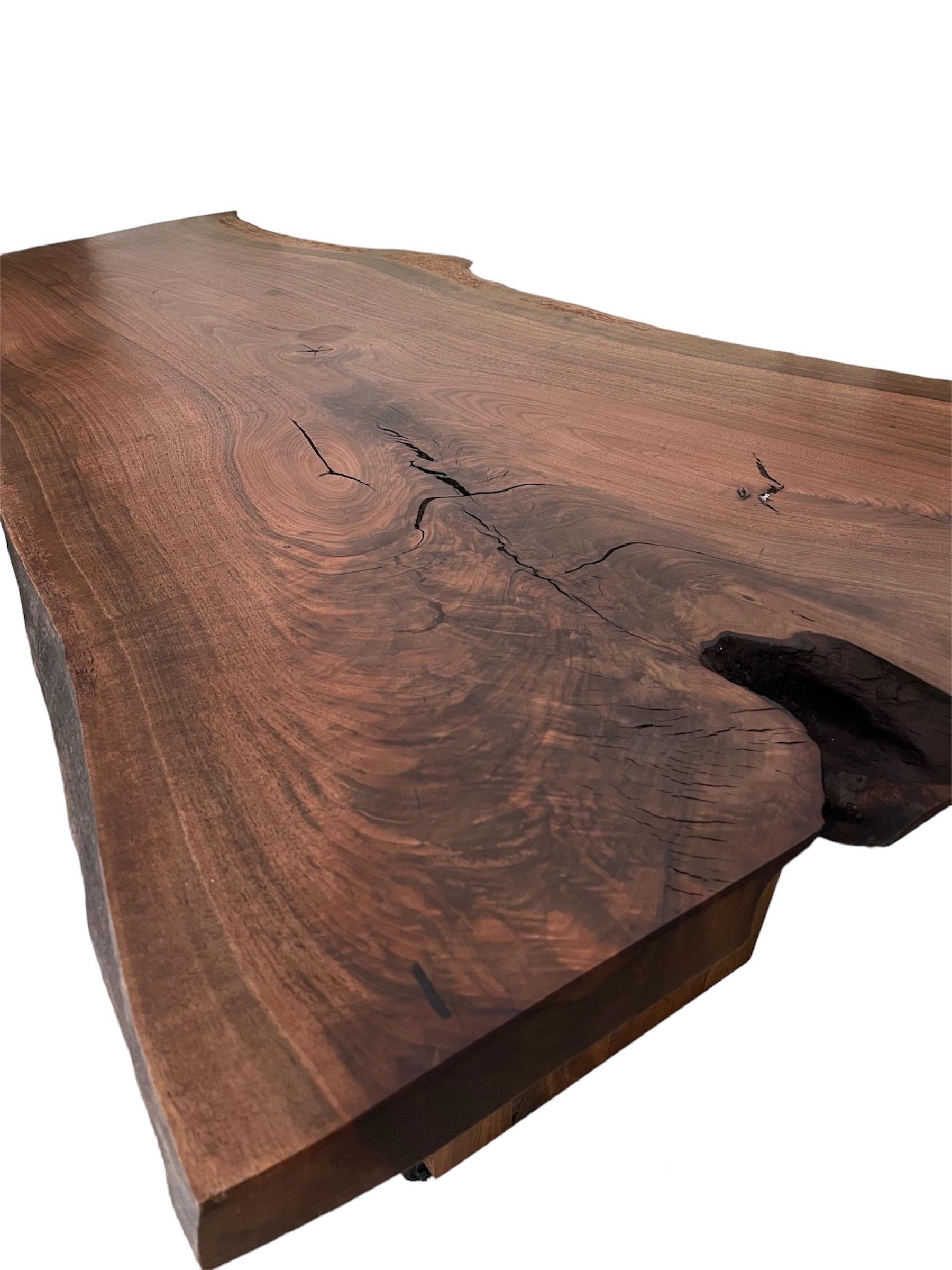 Eleva tu espacio de trabajo con este exquisito escritorio/mesa italiano de mediados de siglo fabricado en rica madera de nogal. Su elegante diseño, que se remonta a la década de 1980, encarna una elegancia y funcionalidad atemporales, perfectas