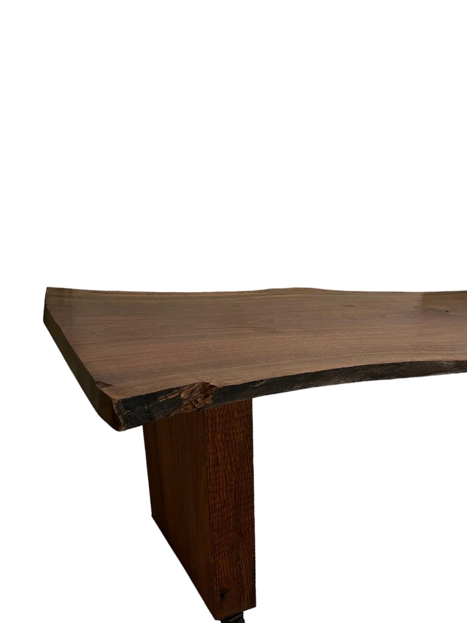 Italienischer Schreibtisch/Tisch aus Nussbaum aus der Jahrhundertmitte 1980er Jahre (Ende des 20. Jahrhunderts) im Angebot