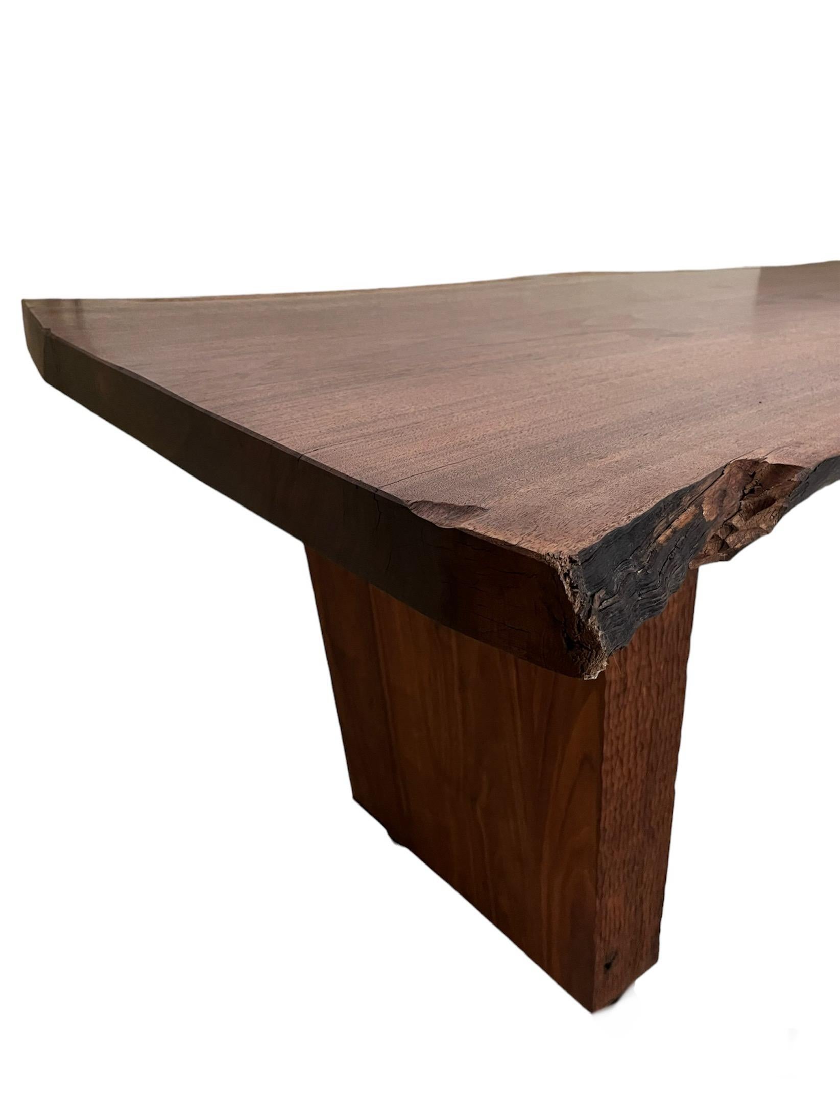 Italienischer Schreibtisch/Tisch aus Nussbaum aus der Jahrhundertmitte 1980er Jahre (Walnuss) im Angebot