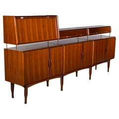 Credenza in teak a due piani di Gianfranco Frattini del Medioevo italiano