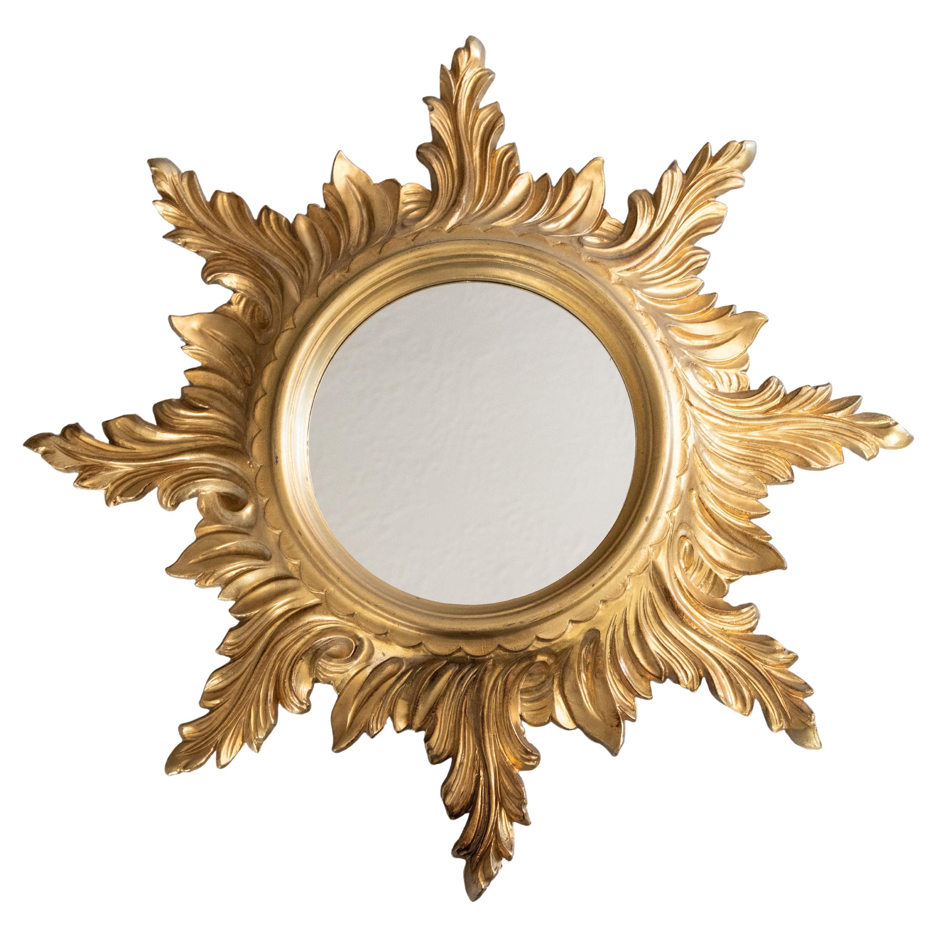 Specchio a raggiera in resina dorata di metà secolo, circa 1960, 19,5". in vendita