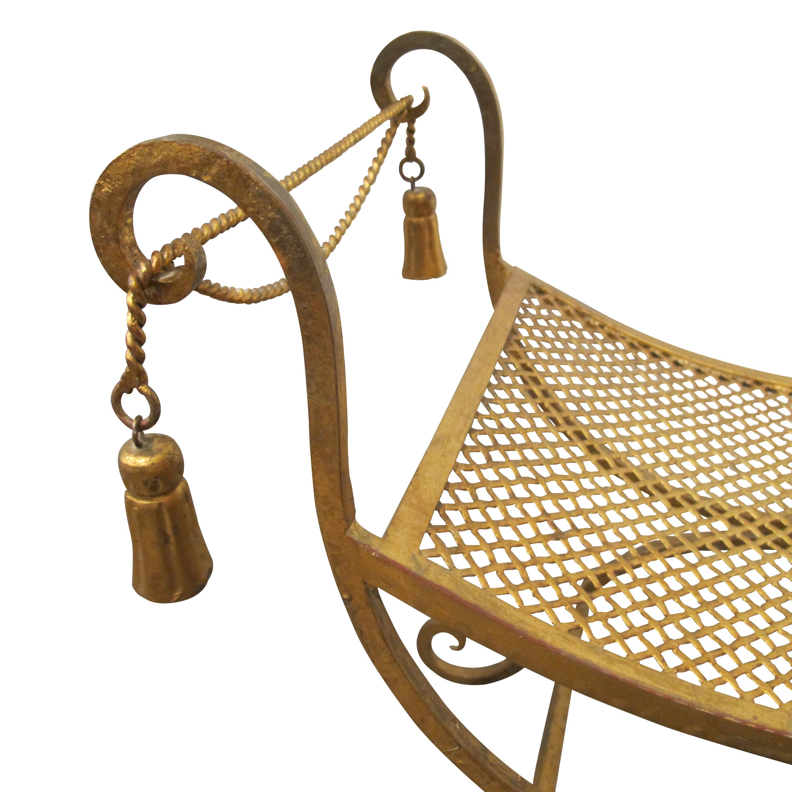 Autre Tabouret de toilette en X à cadre doré et maille métallique d'Italie du milieu du siècle en vente