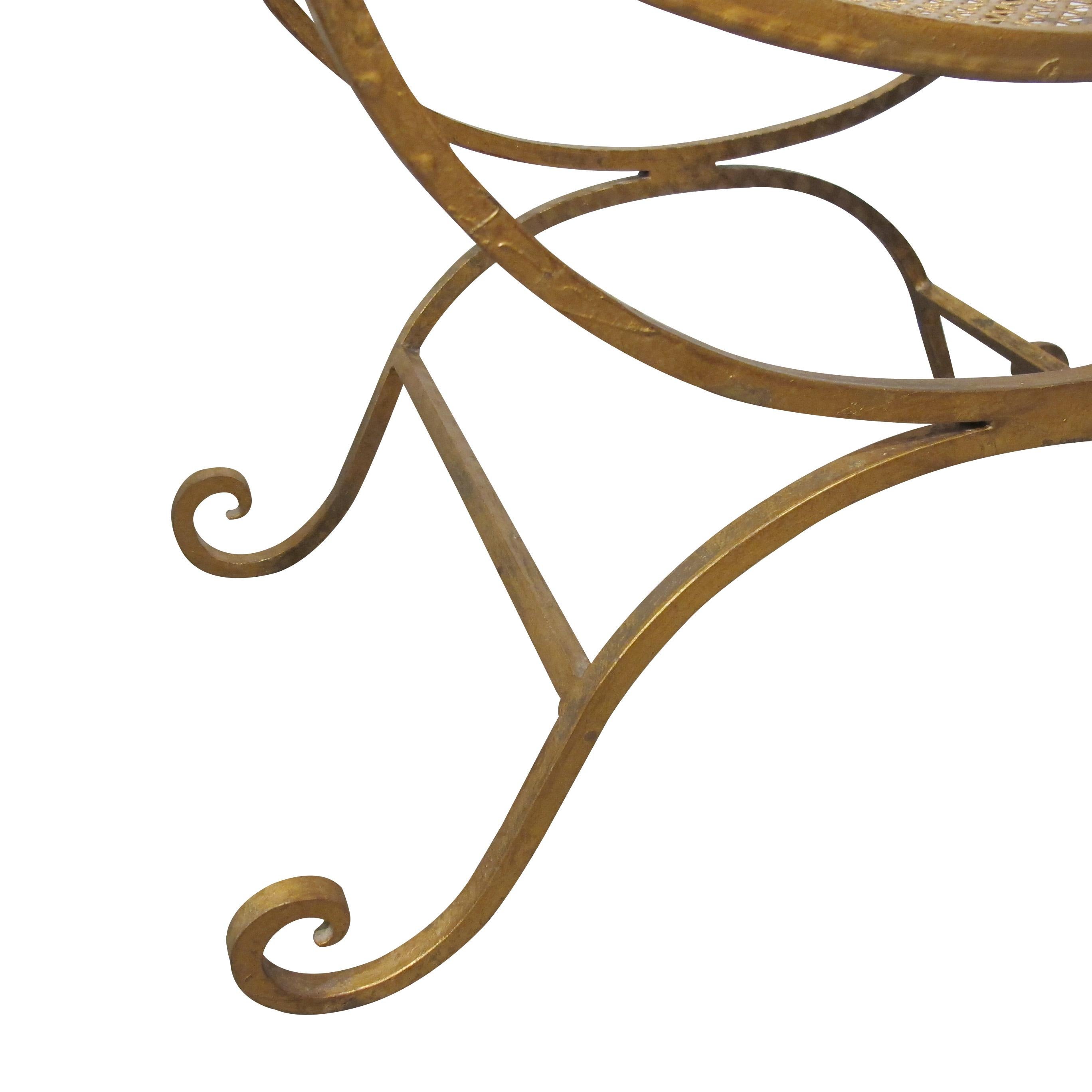 Tabouret de toilette en X à cadre doré et maille métallique d'Italie du milieu du siècle Bon état - En vente à London, GB