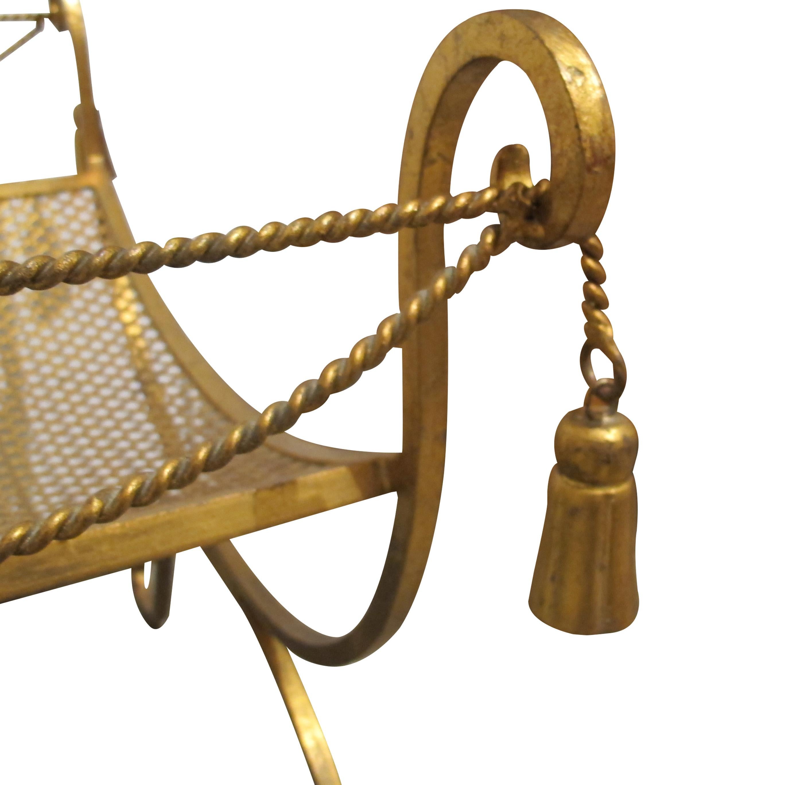 Milieu du XXe siècle Tabouret de toilette en X à cadre doré et maille métallique d'Italie du milieu du siècle en vente