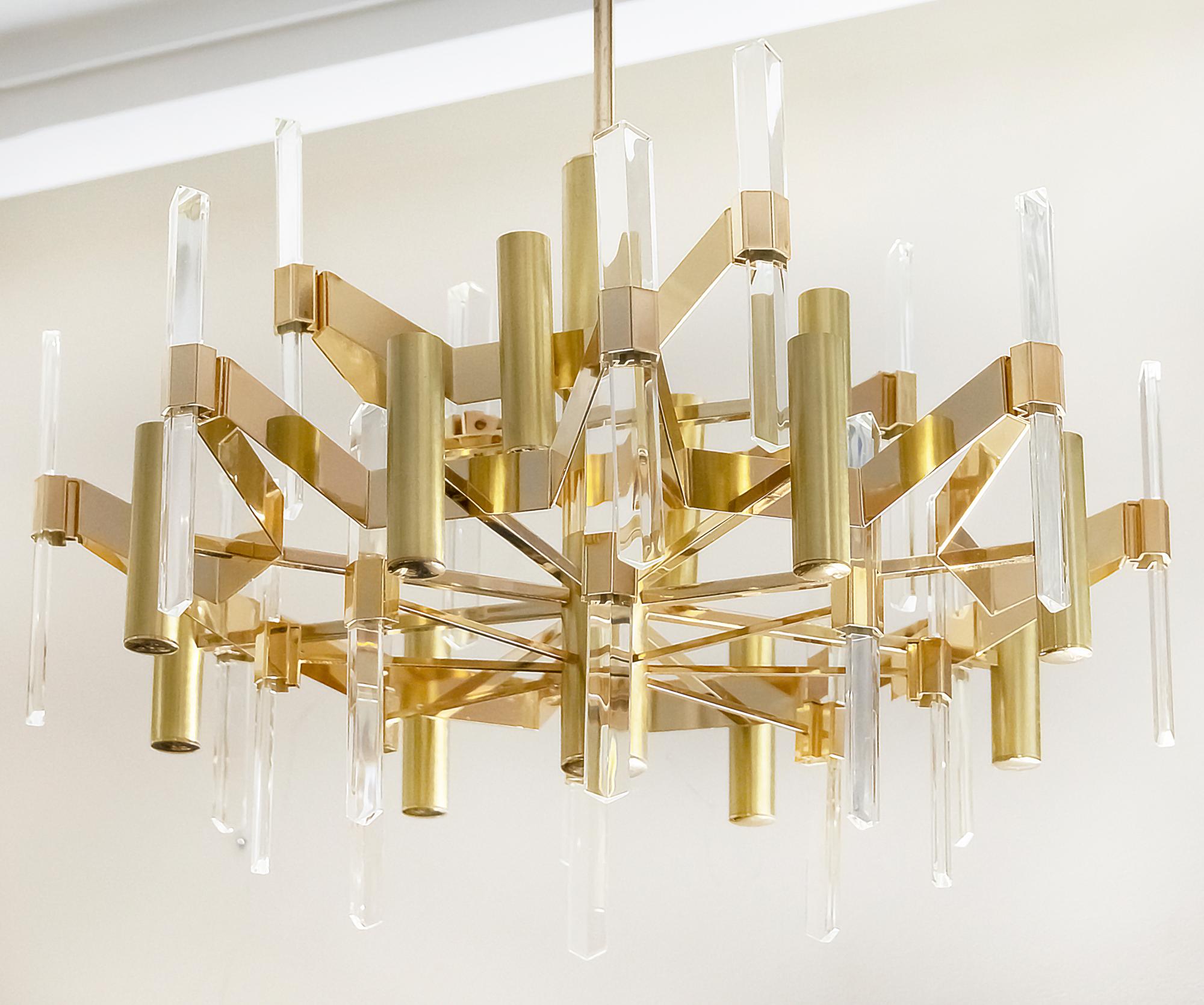 Italian mid-century Sciolari chandelier is made of gilt brass with clear glass details.
This chandelier includes 12 pieces E14 bulbs.

It is in a very good original vintage condition.

