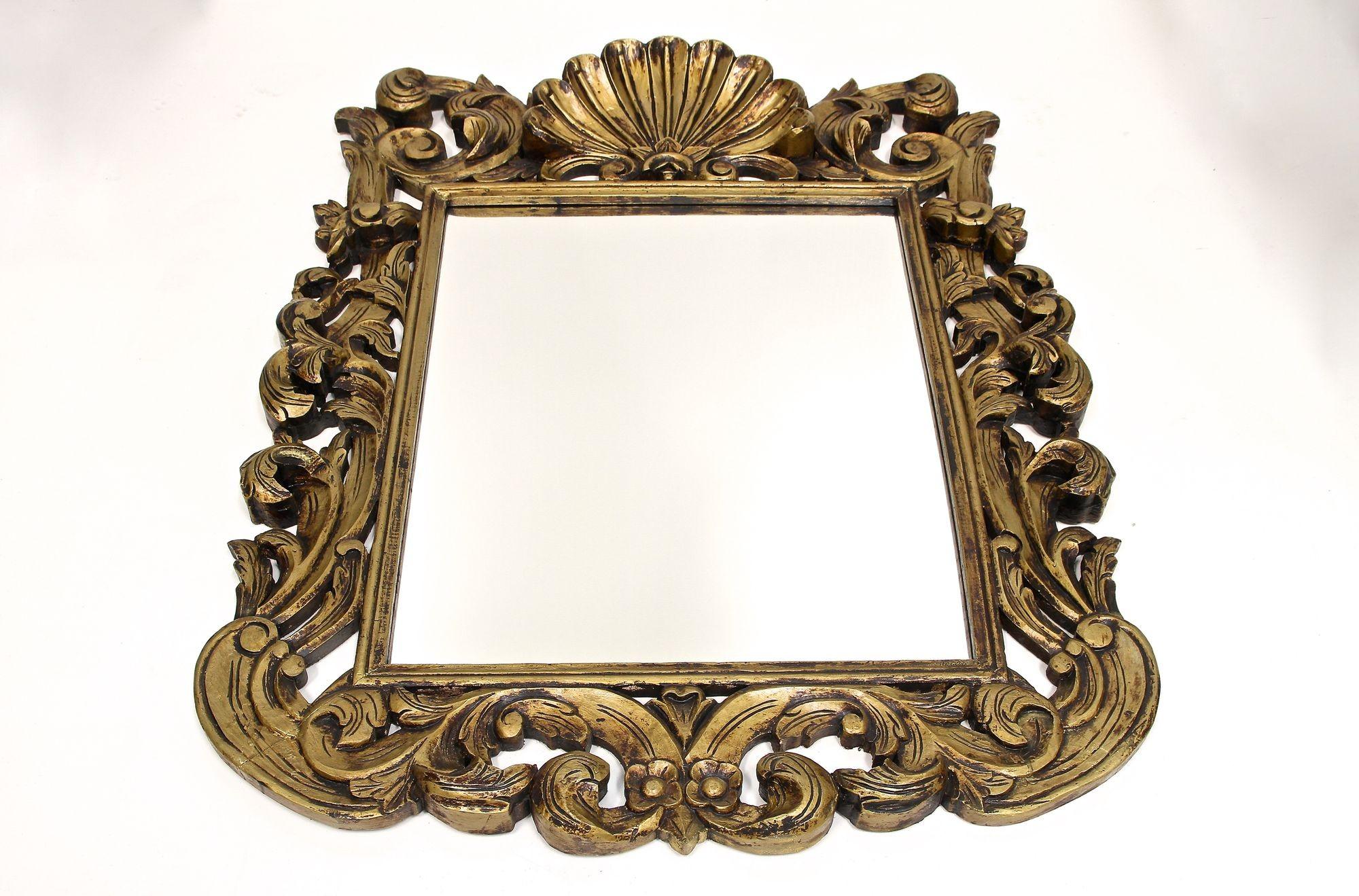 Mid Century Italian Gilt Florentine Wall Mirror, Italy circa 1940/50 For Sale 7
