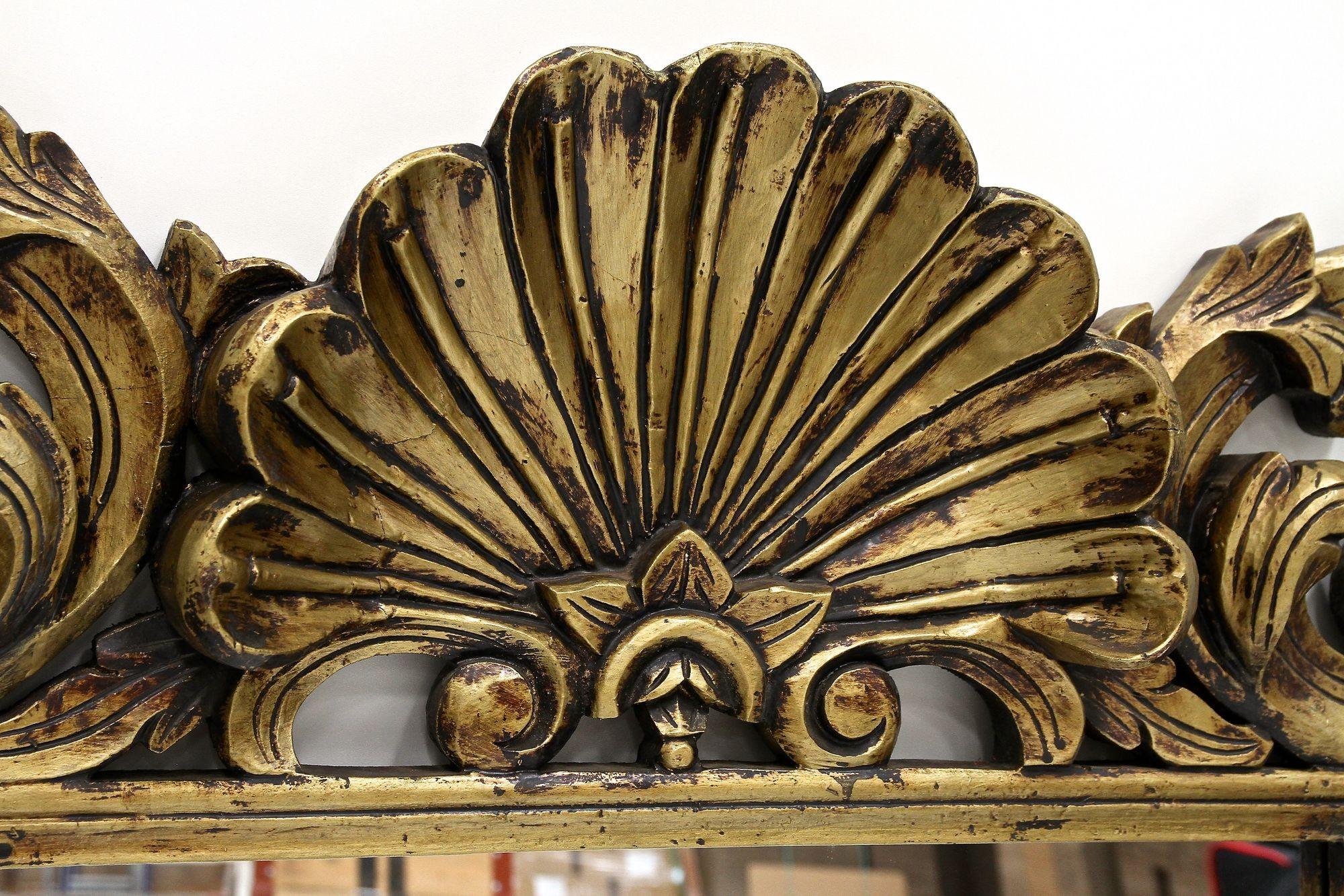 Mid Century Italian Gilt Florentine Wall Mirror, Italy circa 1940/50 For Sale 2