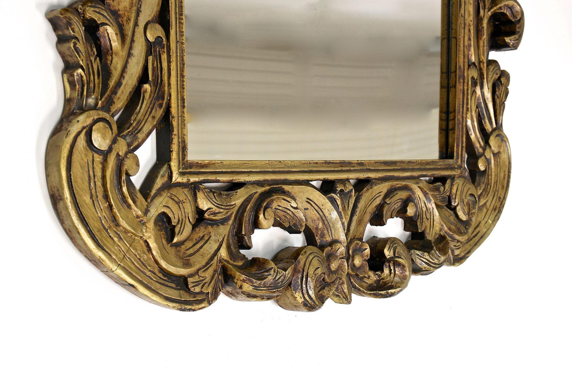 Mid Century Italian Gilt Florentine Wall Mirror, Italy circa 1940/50 For Sale 4