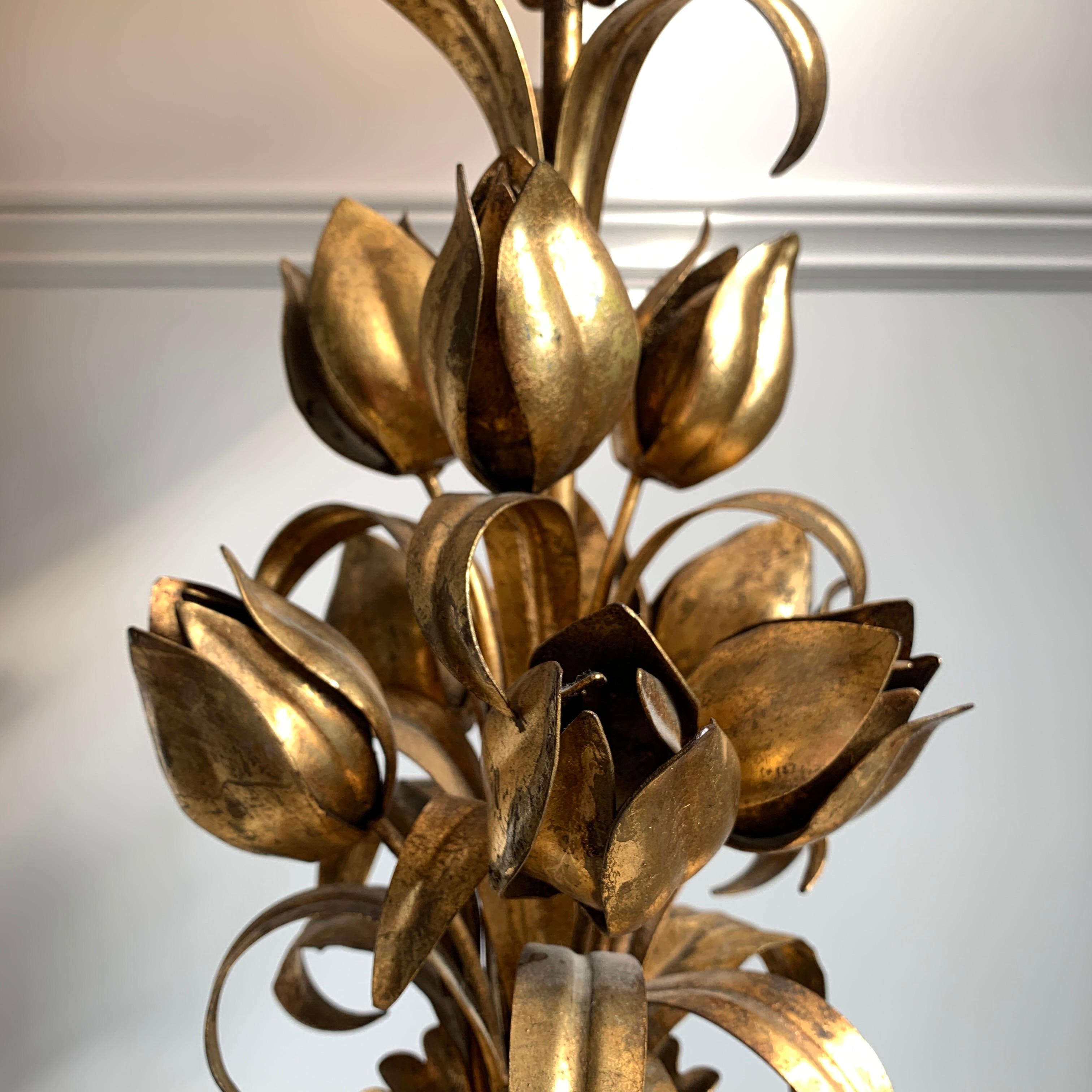 Lampe de table italienne à fleurs dorées du milieu du siècle, vers les années 1950. Lampe de table en métal représentant un magnifique bouquet de fleurs de type tulipe. Hauteur totale de 90,5 cm (abat-jour compris), base de 17 cm de large, abat-jour