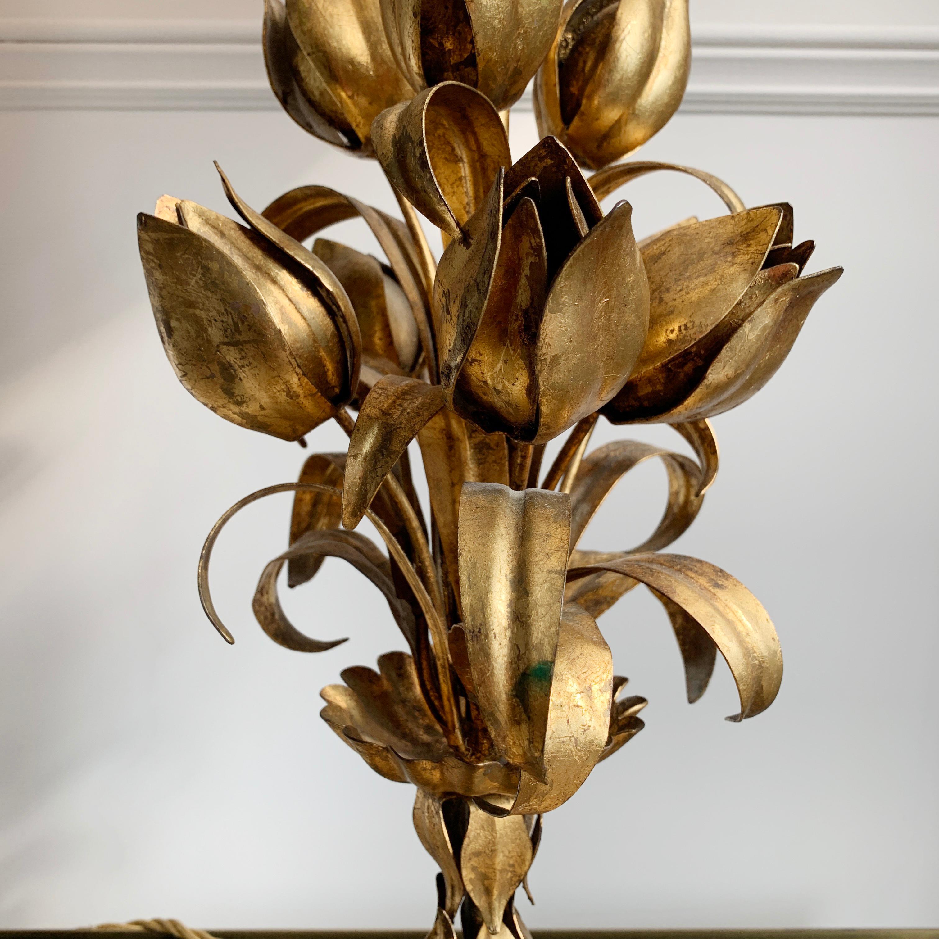 20ième siècle Lampe de table italienne du milieu du siècle à fleurs dorées, circa 1950 en vente