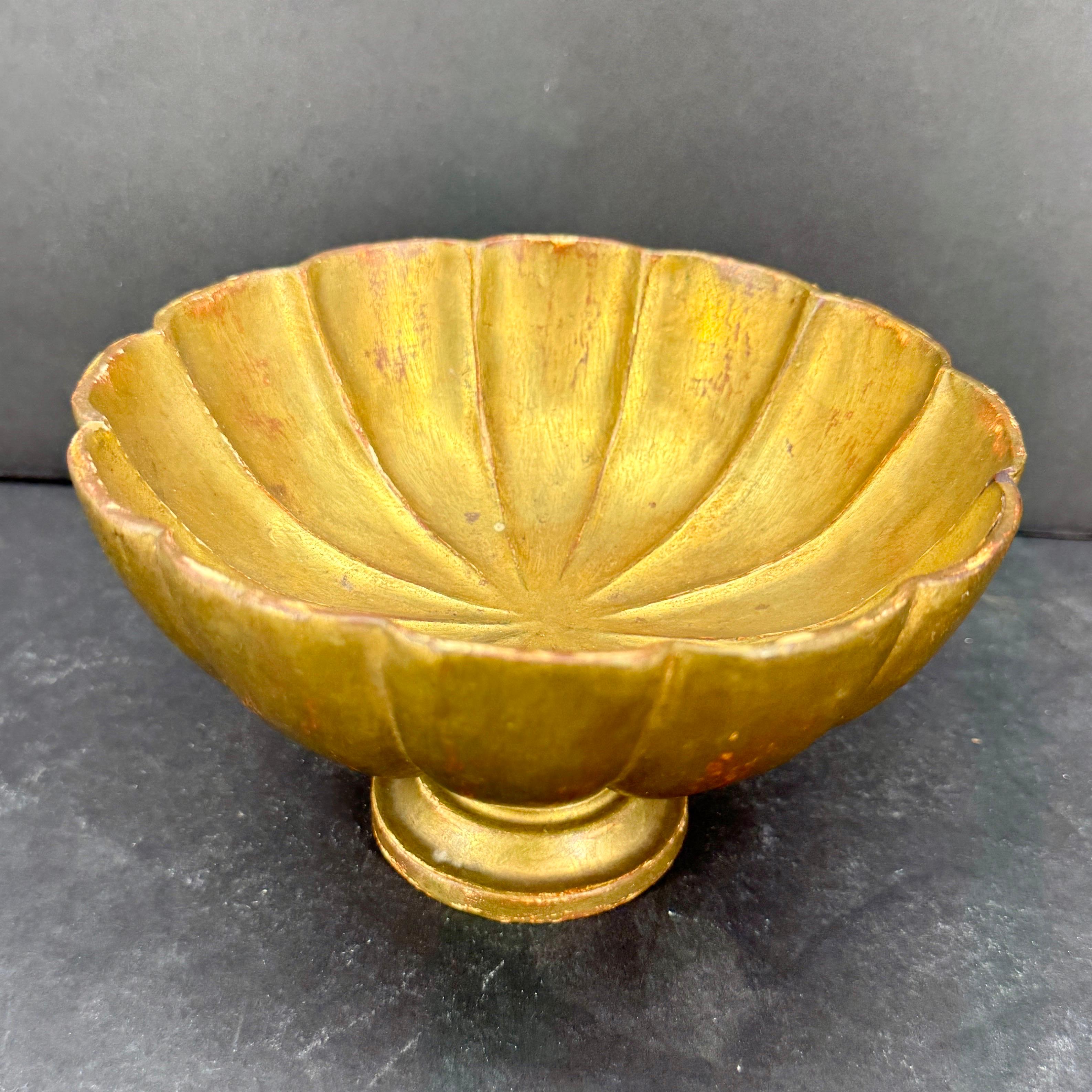 Charmante coupe en feuille d'or Florentine sur piédestal en provenance d'Italie. Cette pièce festonnée est le genre d'objet que l'on peut utiliser dans toutes les pièces de la maison.  Ce bol pourrait certainement servir de porte-bijoux ou être