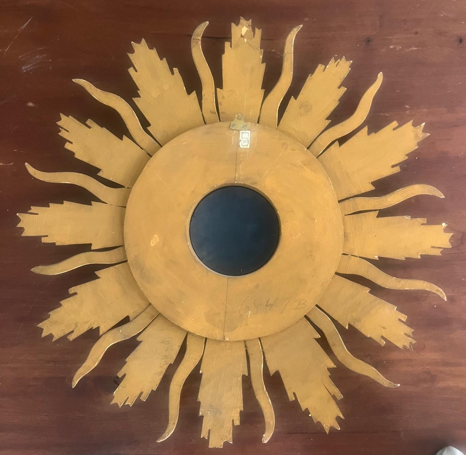 Miroir en bois doré du milieu du siècle ensoleillé en vente 5