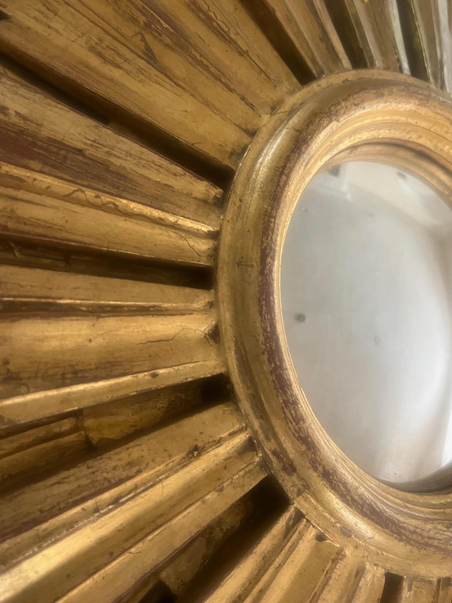 italien Miroir en bois doré du milieu du siècle ensoleillé en vente