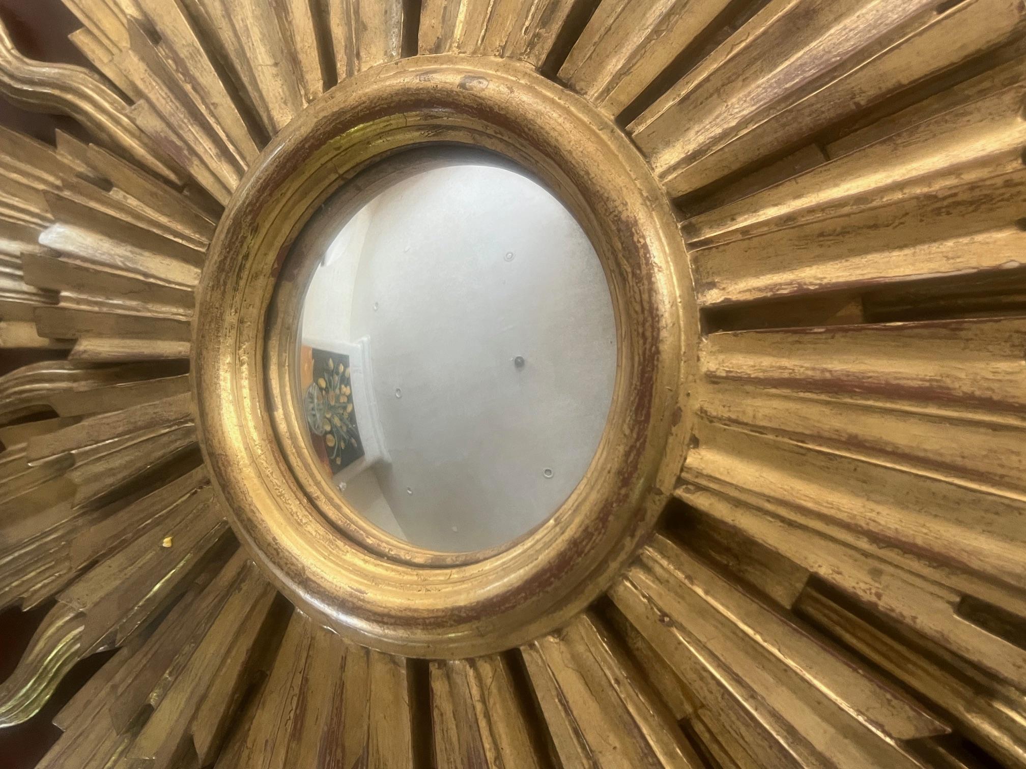 Sculpté à la main Miroir en bois doré du milieu du siècle ensoleillé en vente