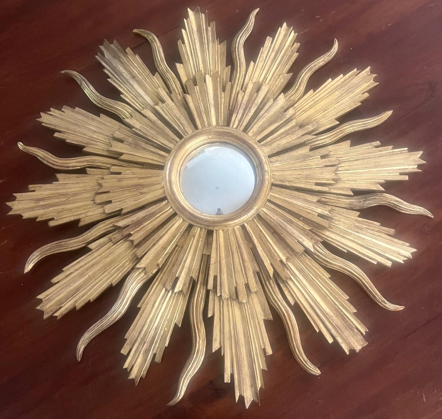 20ième siècle Miroir en bois doré du milieu du siècle ensoleillé en vente