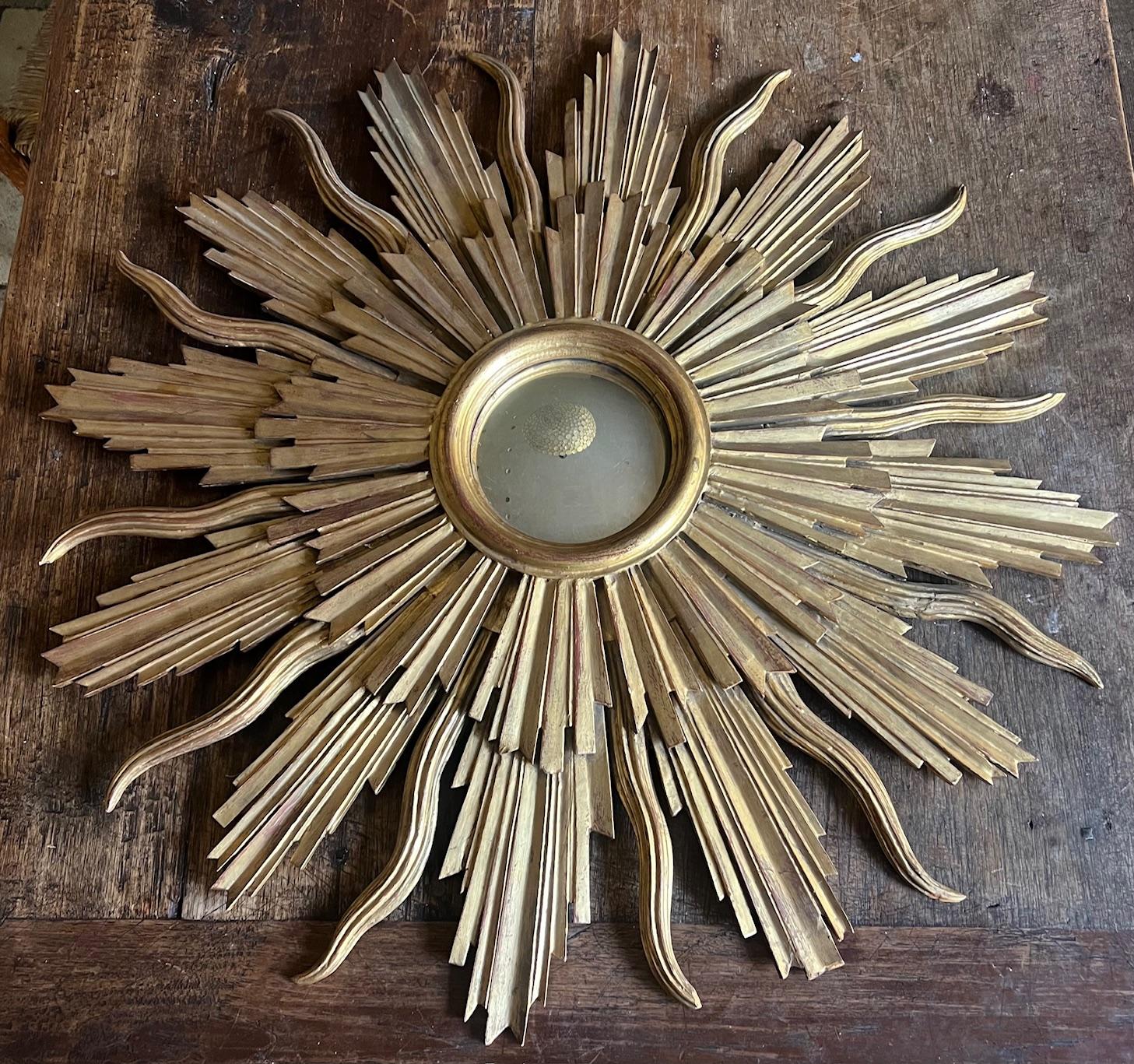Bois doré Miroir en bois doré du milieu du siècle ensoleillé en vente