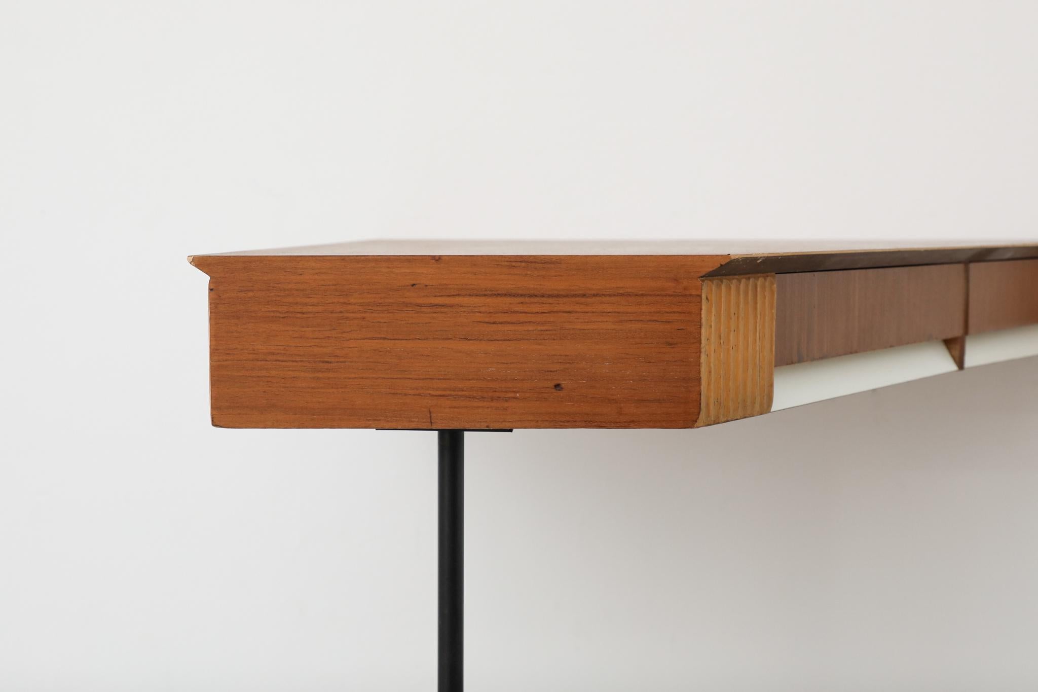 Mid-Century Italian Gio Ponti Style Wall-Mount Teak Triangular Desk For Sale 4