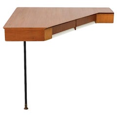 Dreieckiger Schreibtisch im Stil von Gio Ponti aus der Jahrhundertmitte mit Wandhalterung aus Teakholz
