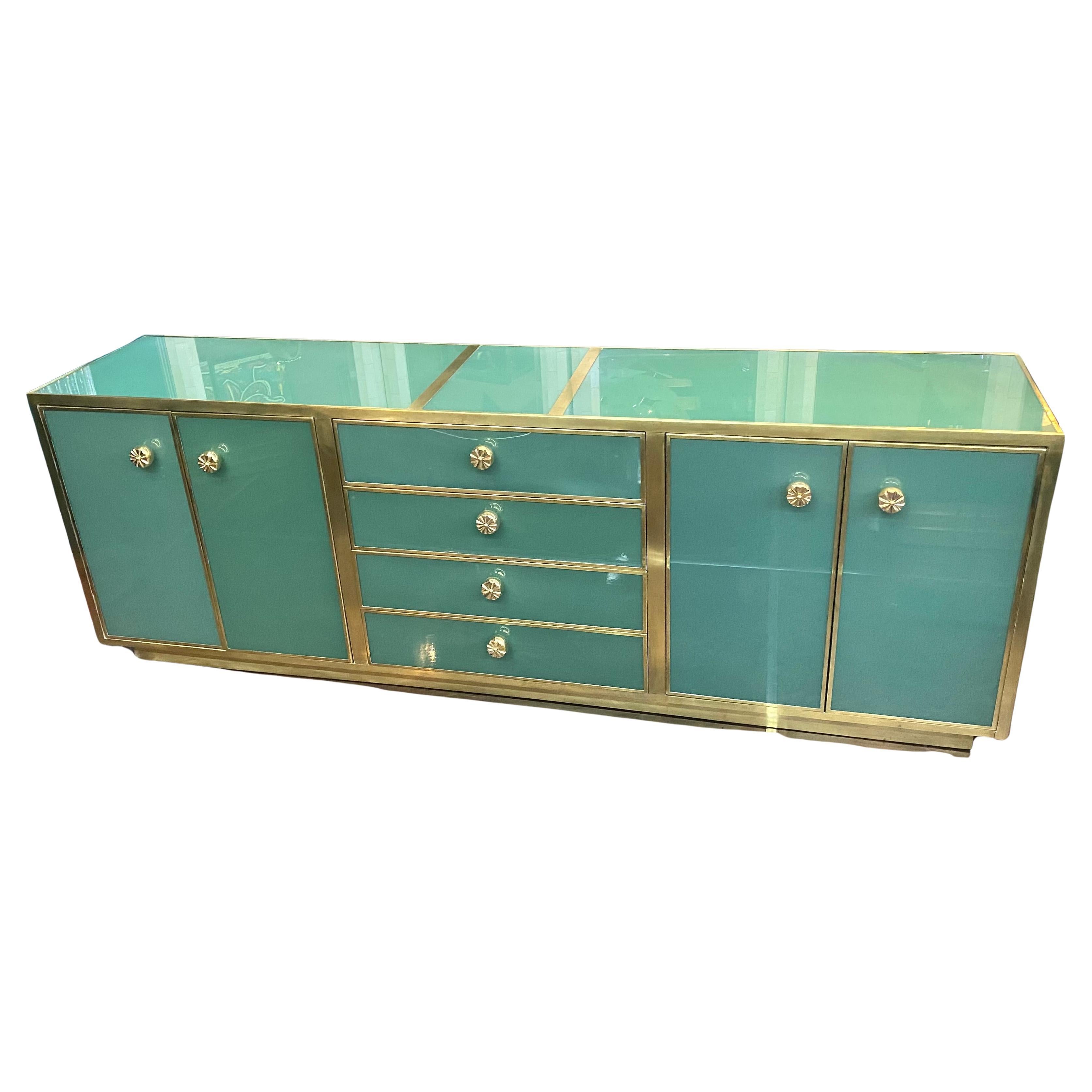 Credenza e credenza in vetro e ottone italiana del metà secolo
