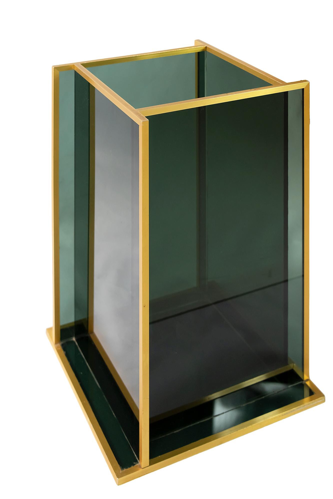 Mid-Century Italian smoked glass and brass umbrella stand.
Weight: 26,5 kg.
