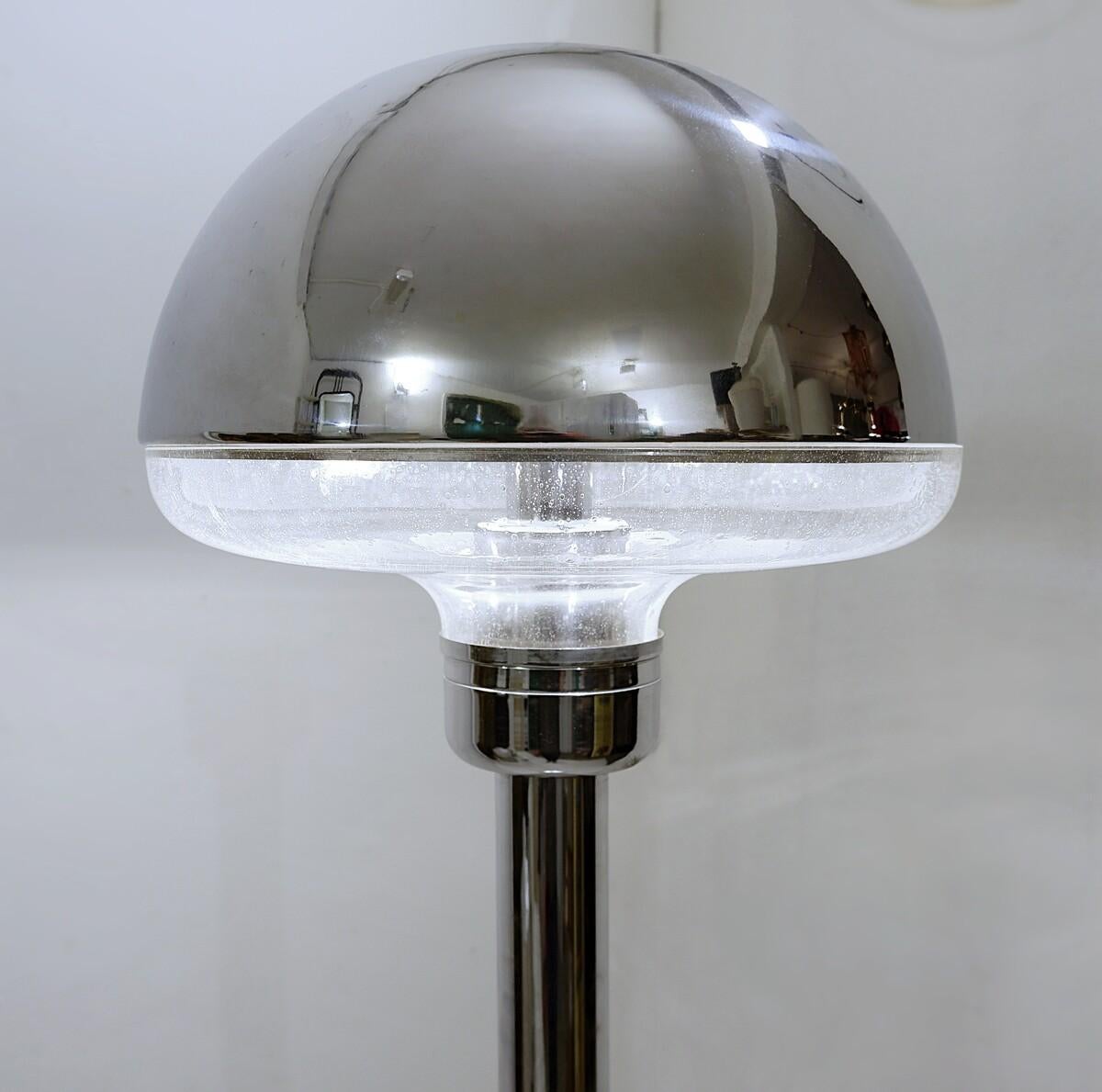 Italienische Stehlampe aus Glas und Chrom aus der Mitte des Jahrhunderts, 1970er Jahre im Angebot 3