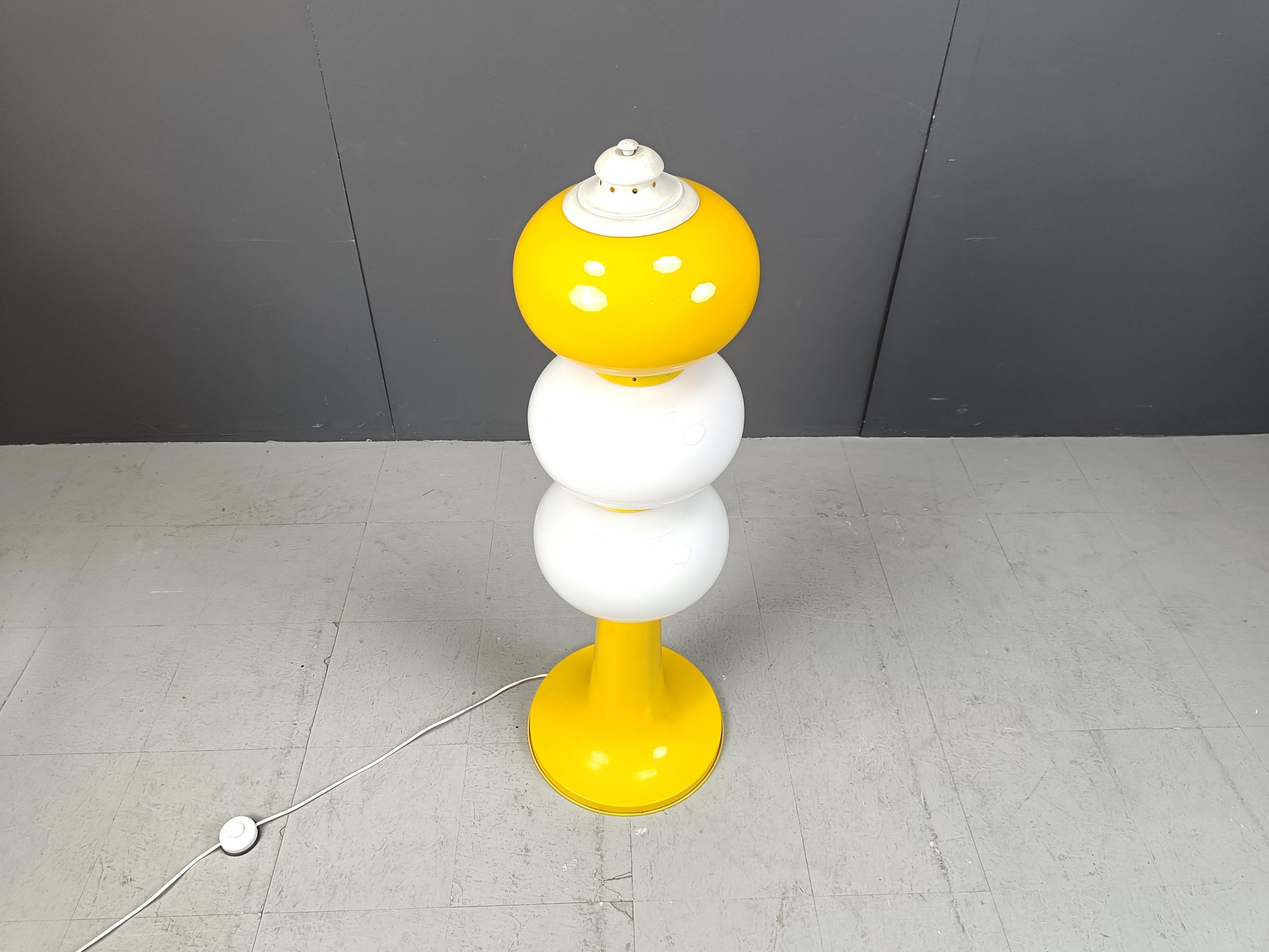 Striking mid century opaline shade floor lamp with a tulip shaped metal yellow base.

Very cool design with two white opaline and one yellow opaline glass which can be interchanged.

Tested and ready to use.

1960s - Italy

Height: 120cm
Diameter:
