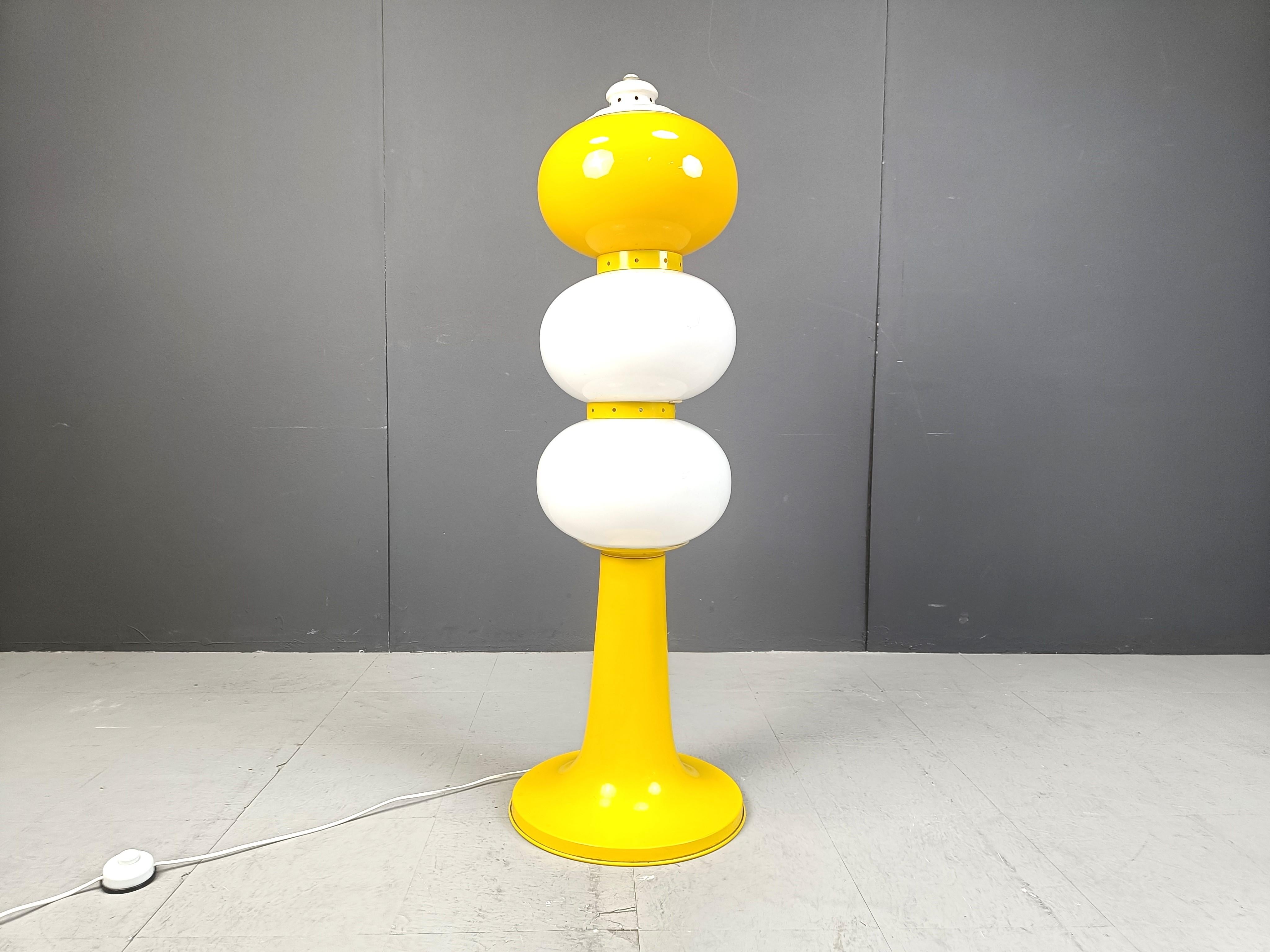 Mid century Italian glass floor lamp, 1960s In Good Condition For Sale In Leuven, Vlaams Gewest