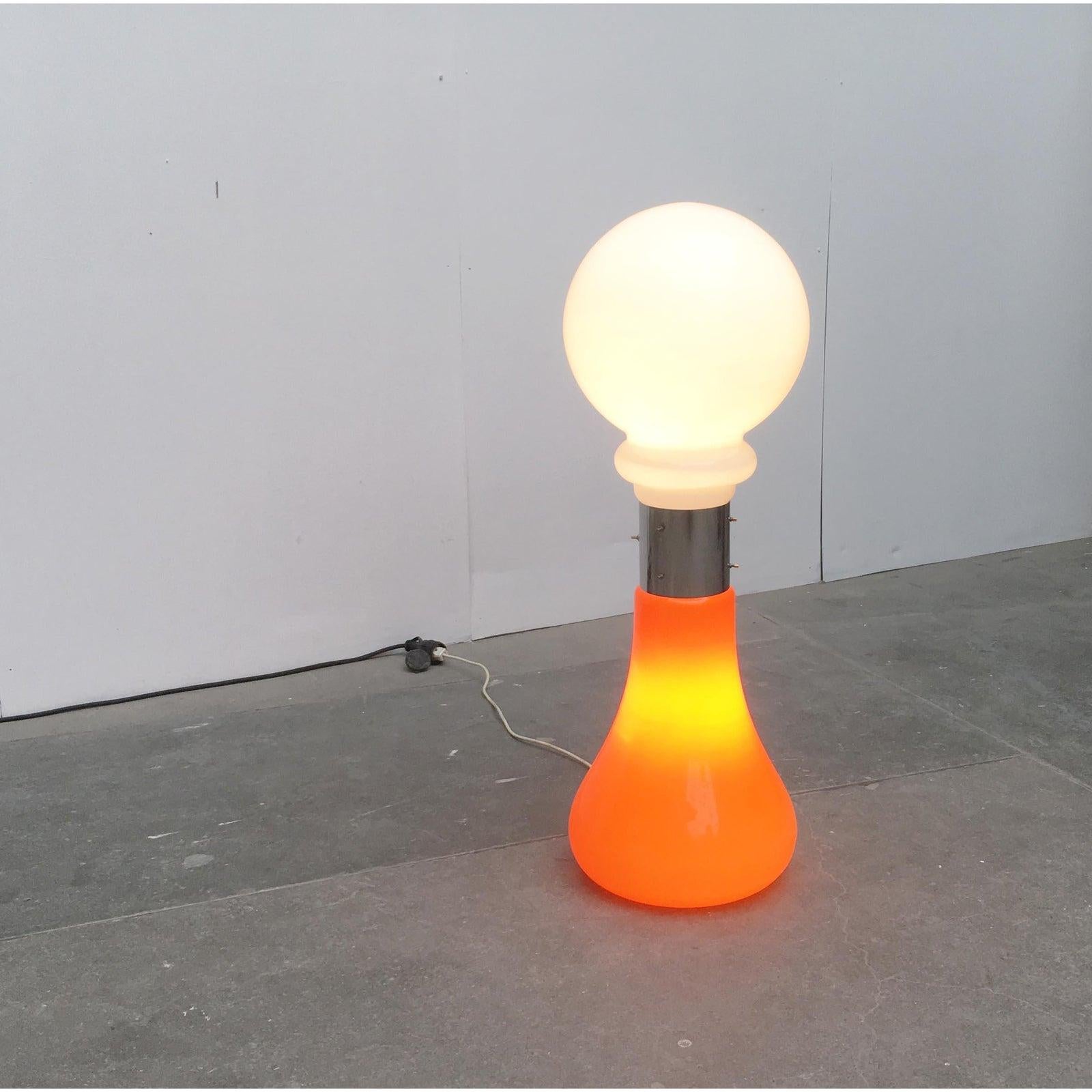 Imponente lampada da terra del Mid Century con due corpi in vetro di colore diverso, prodotta dal produttore italiano Mazzega e disegnata da Carlo Nason negli anni '60. Questa rara lampada si distingue per la sua matericità e il suo linguaggio di