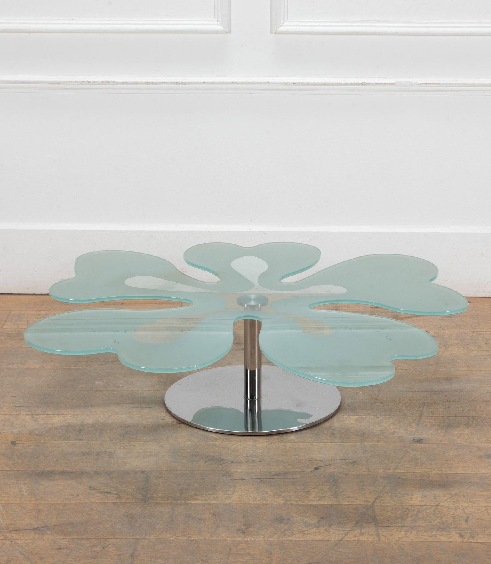 Un raro tavolino con piano in vetro a forma di fiore realizzato in Italia nella metà del secolo scorso.
Questo magico tavolo è realizzato da un unico pezzo di vetro, smerigliato e trasparente per accentuare i petali di un fiore che poggia su un
