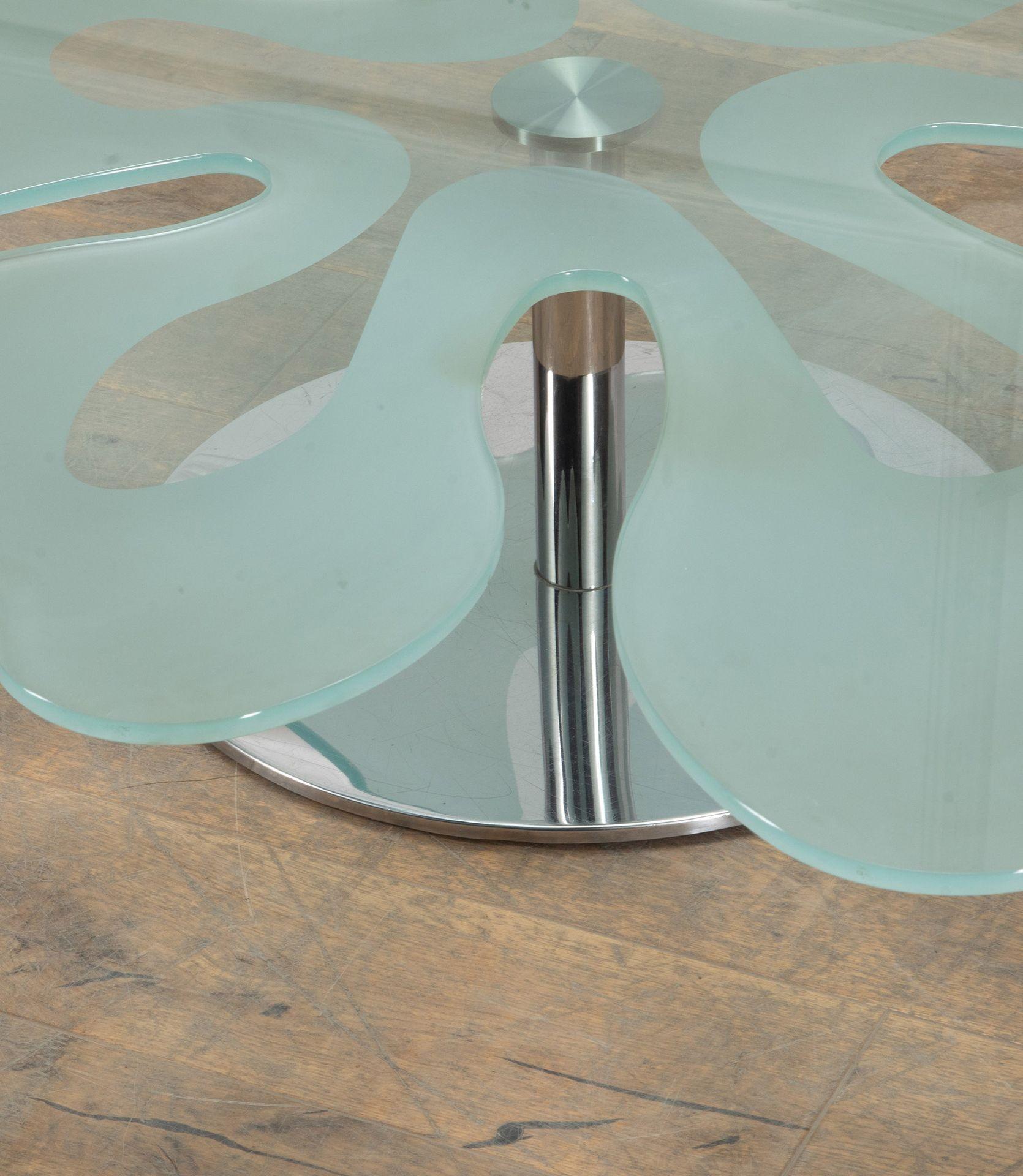 Mid-Century moderno Tavolino da caffè a fiori in vetro italiano di metà secolo con base cromata in vendita