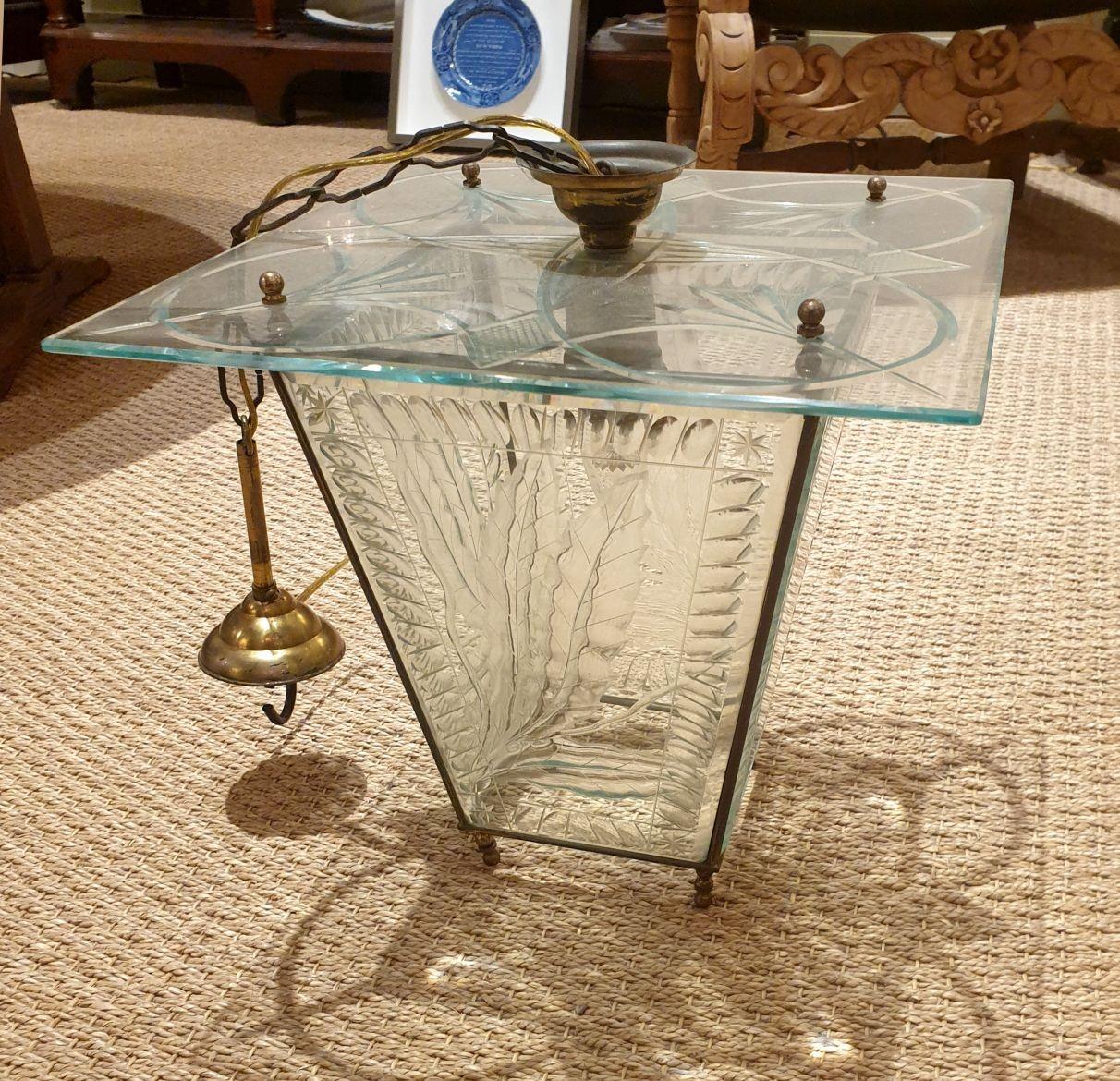 Mid Century Modern lantern, Italy 1950s.
The Italian lantern is made of brass mounts and etched glasses, in a light green color.
It has a square shape.
The vintage lantern is rewired for the US, with one Medium base or E26 bulb.
Nice organic decor