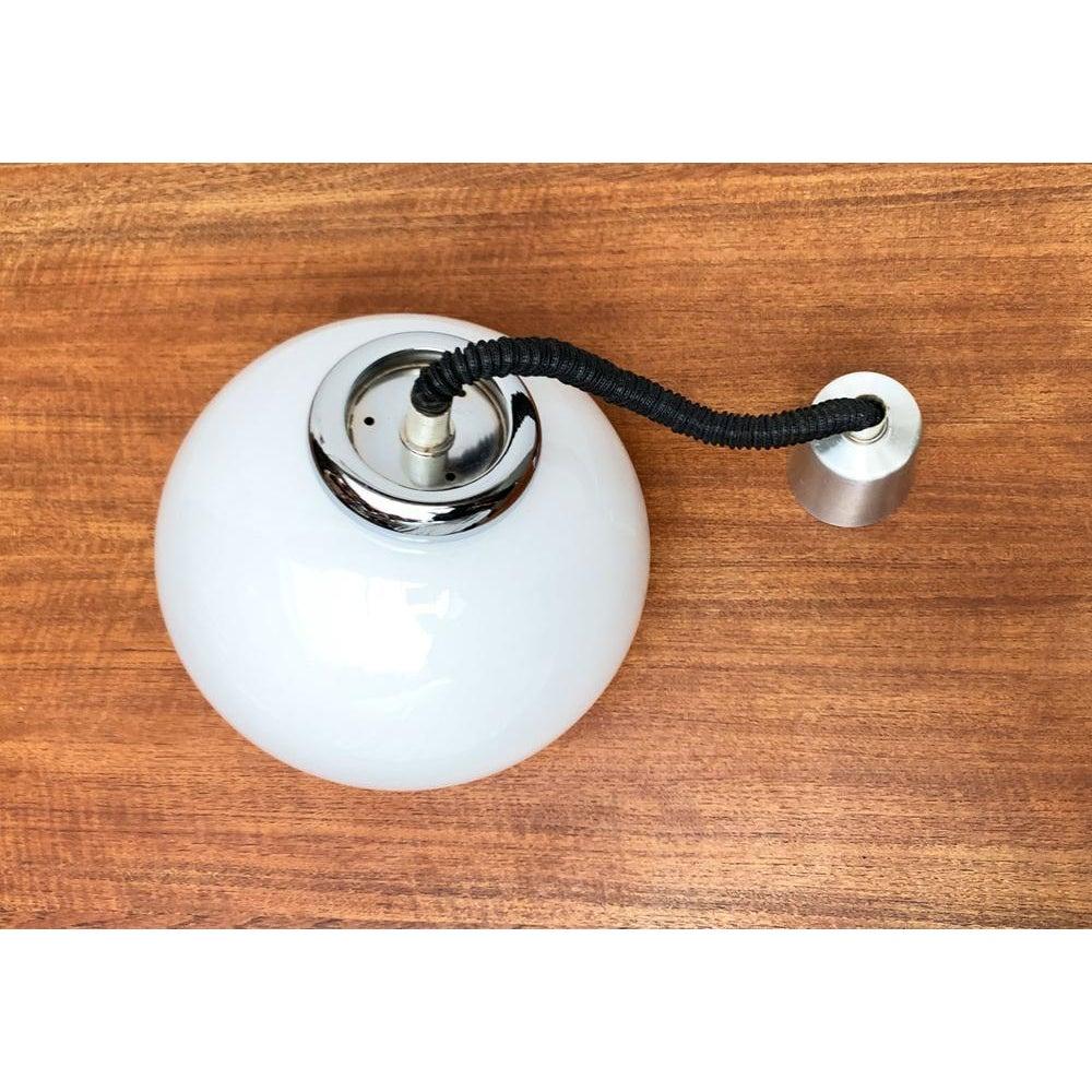 Elegante pendolo a treno in vetro proveniente dall'Italia.

Un design classico. L'ombrello è realizzato in vetro bianco. L'ingranaggio è cromato e progettato con un raggio morbido. La maniglia per la funzione treno, finemente realizzata, appare come