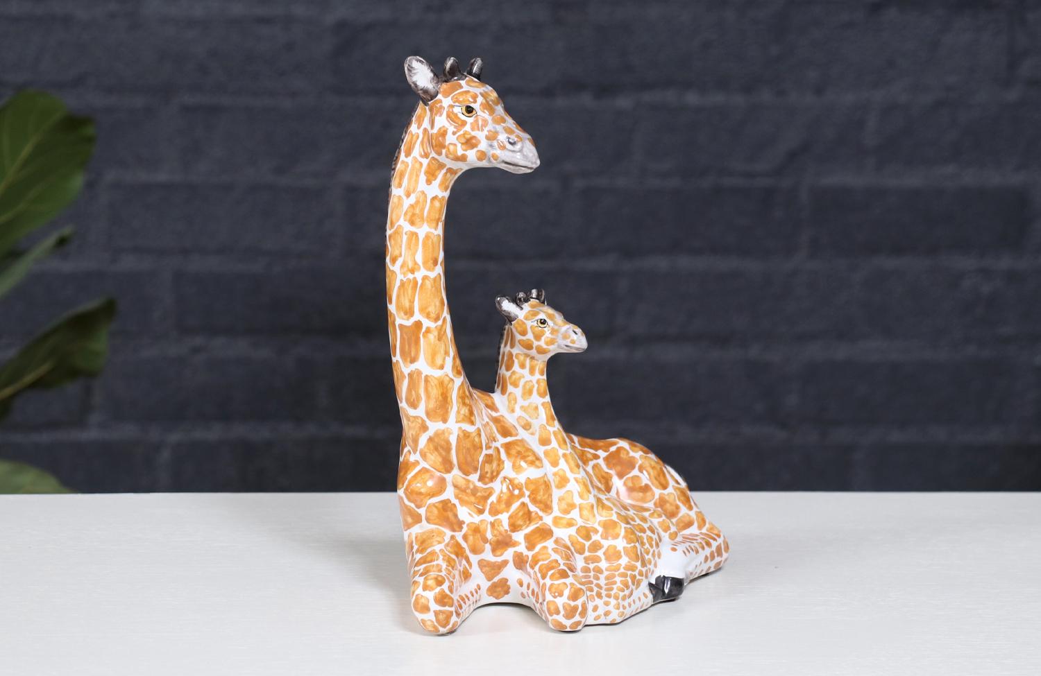 Diese skurrile und doch elegante italienische Keramikskulptur aus der Jahrhundertmitte zeigt die Schönheit einer Giraffenfamilie in einer atemberaubenden glasierten Oberfläche mit warmen, erdigen Farbtönen und zart gesprenkelten Details. In den