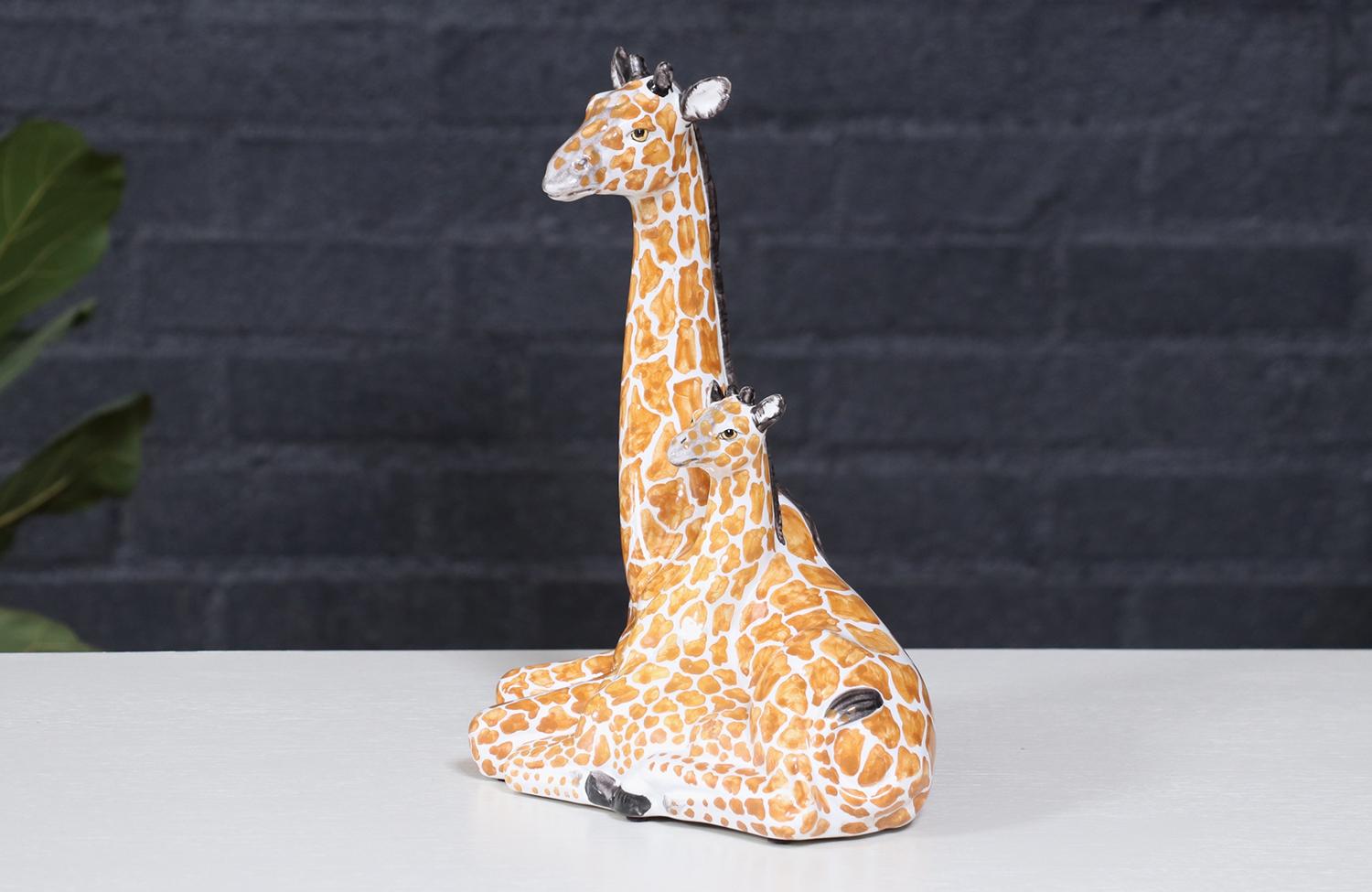 Italienische glasierte Keramikskulptur der Giraffenfamilie aus der Jahrhundertmitte (Glasiert) im Angebot